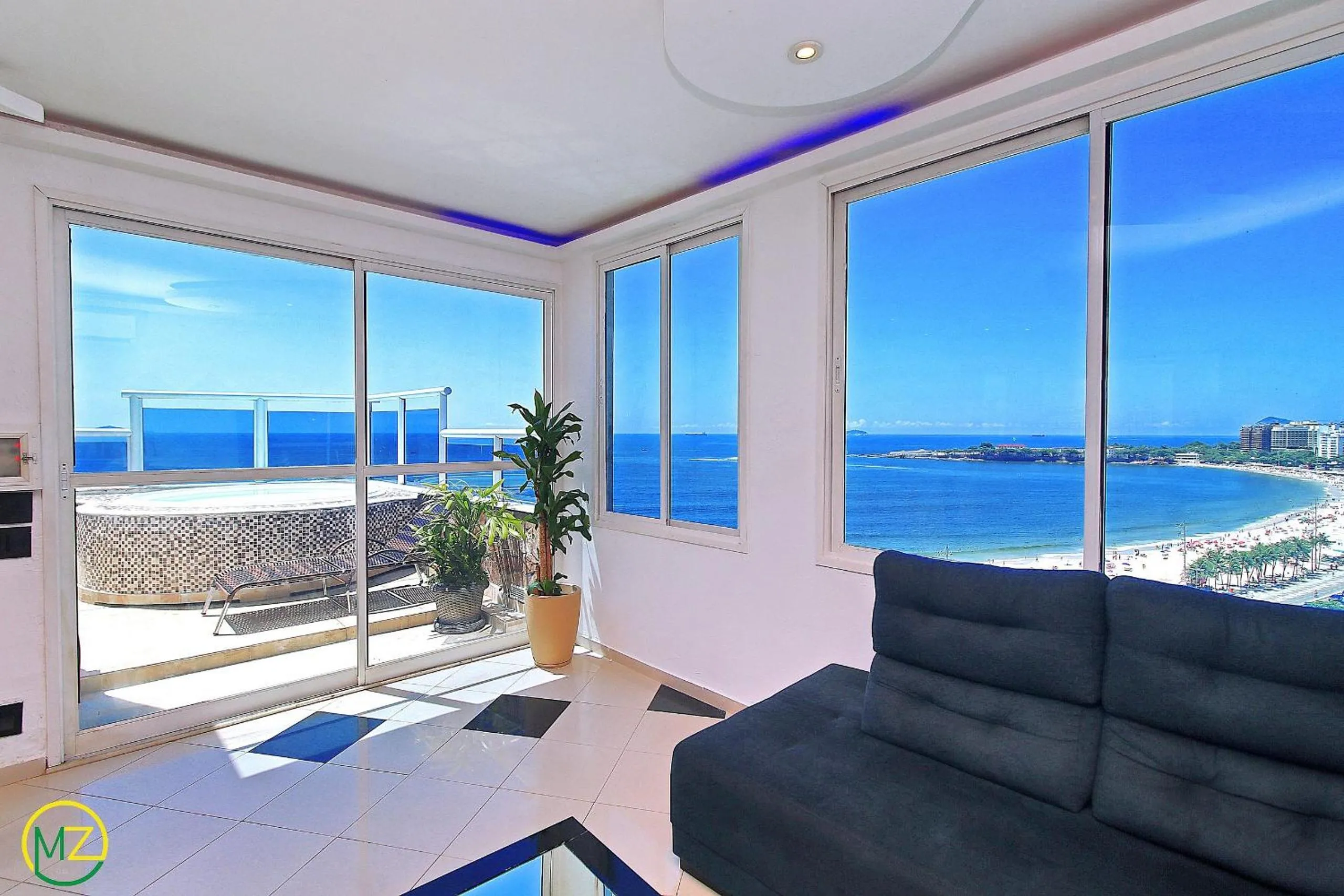 Amazing penthouse with jacuzzi & frontal sea view
