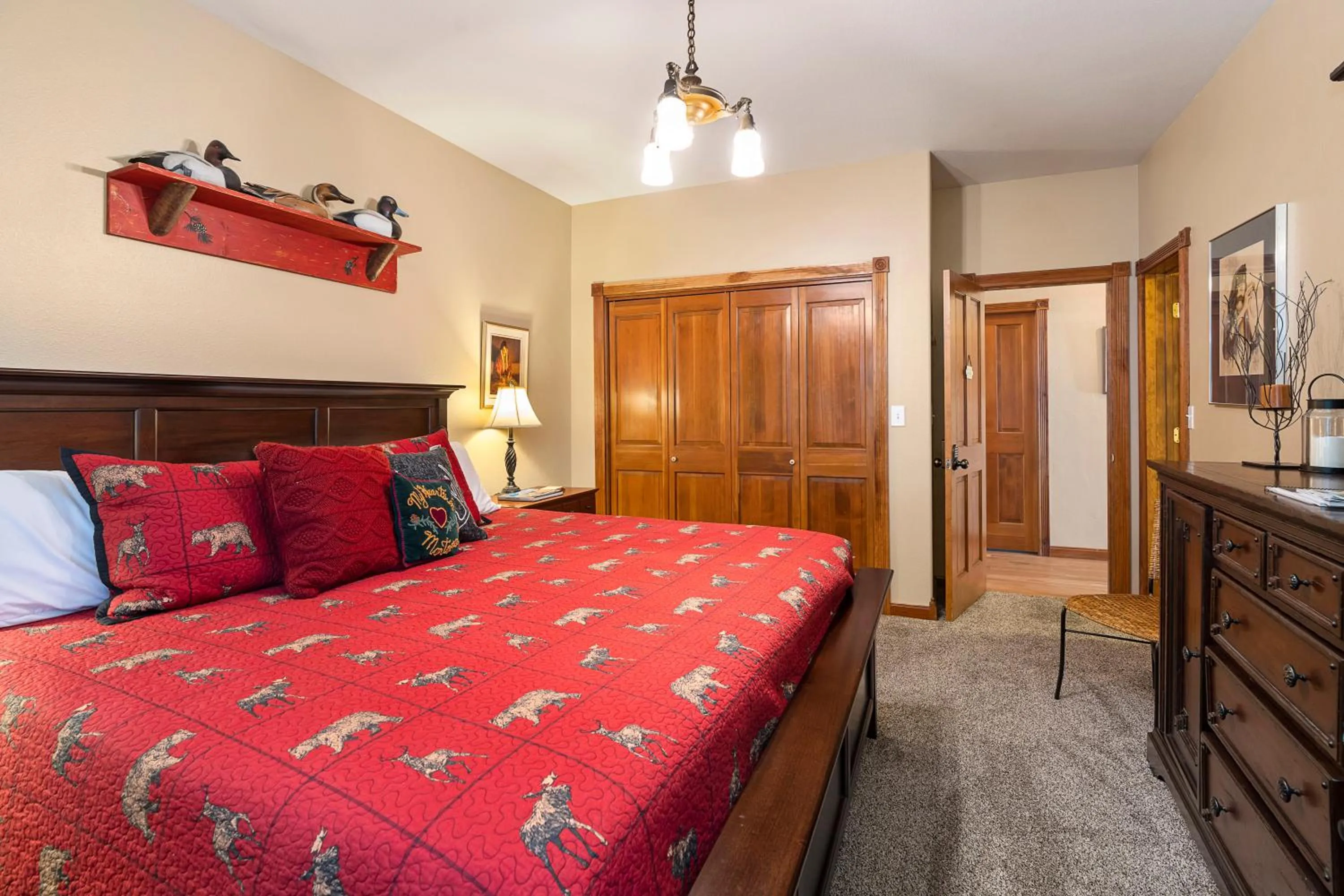 Bed in THE INN Bigfork Bay