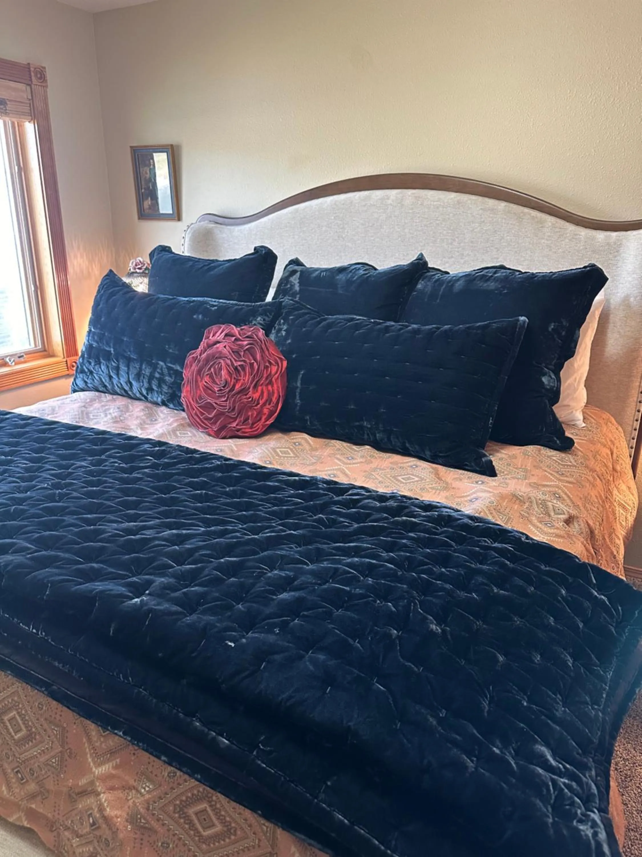 Bed in THE INN Bigfork Bay