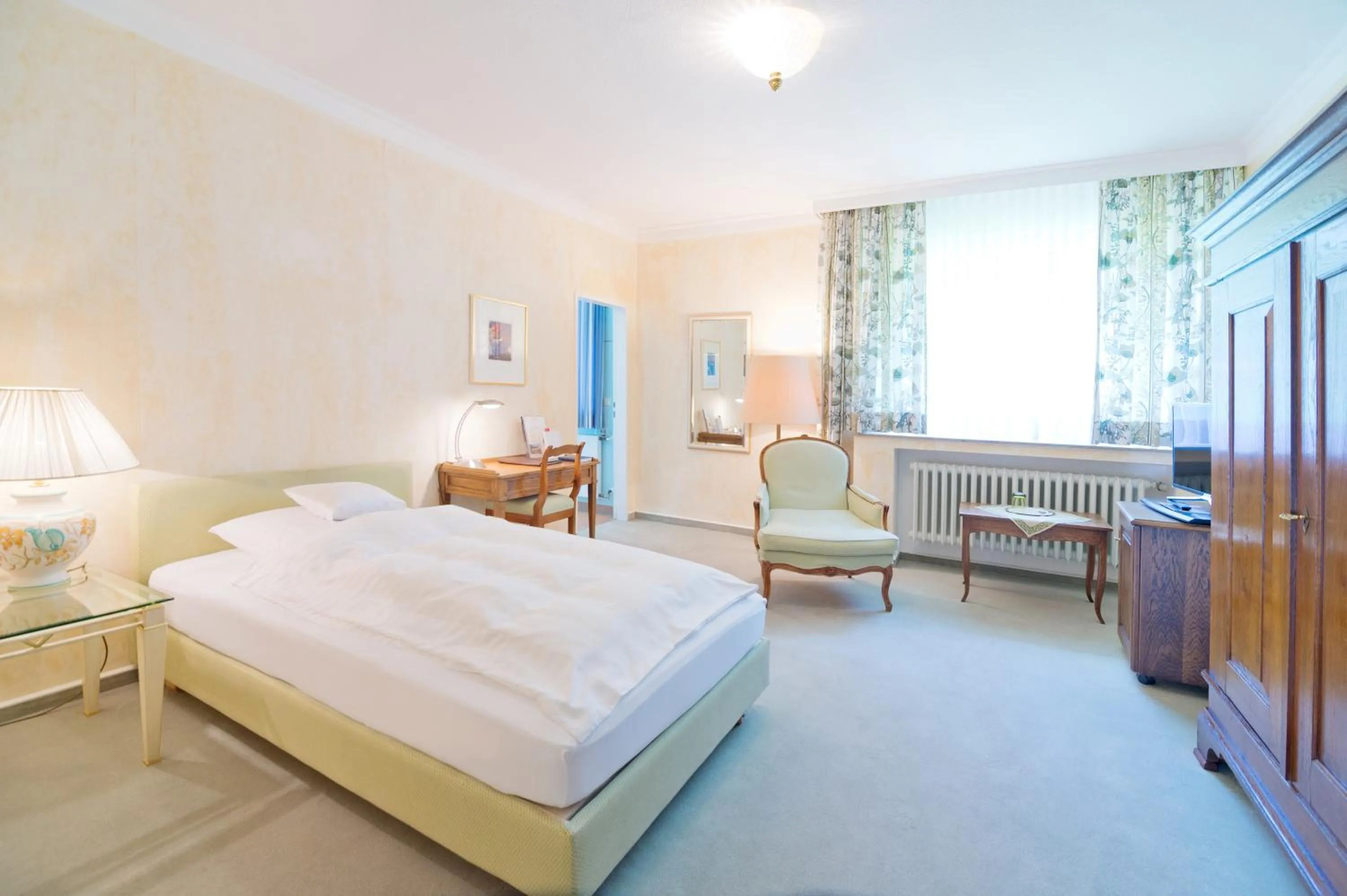 Bed in Romantik Waldhotel Mangold