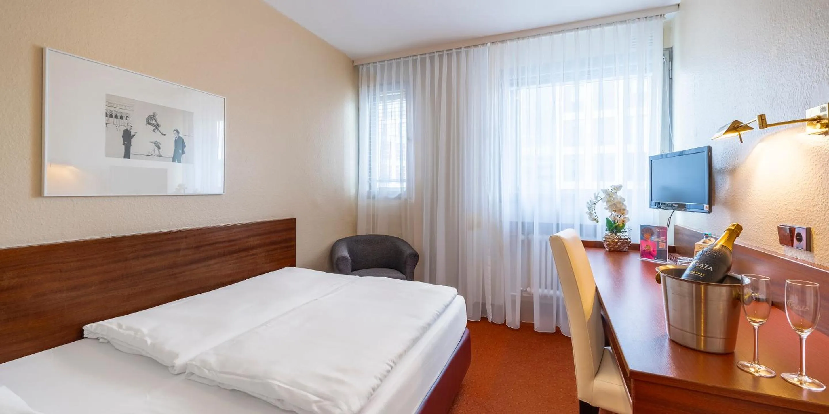 Photo of the whole room, Bed in PLAZA INN Rieker Stuttgart Hauptbahnhof