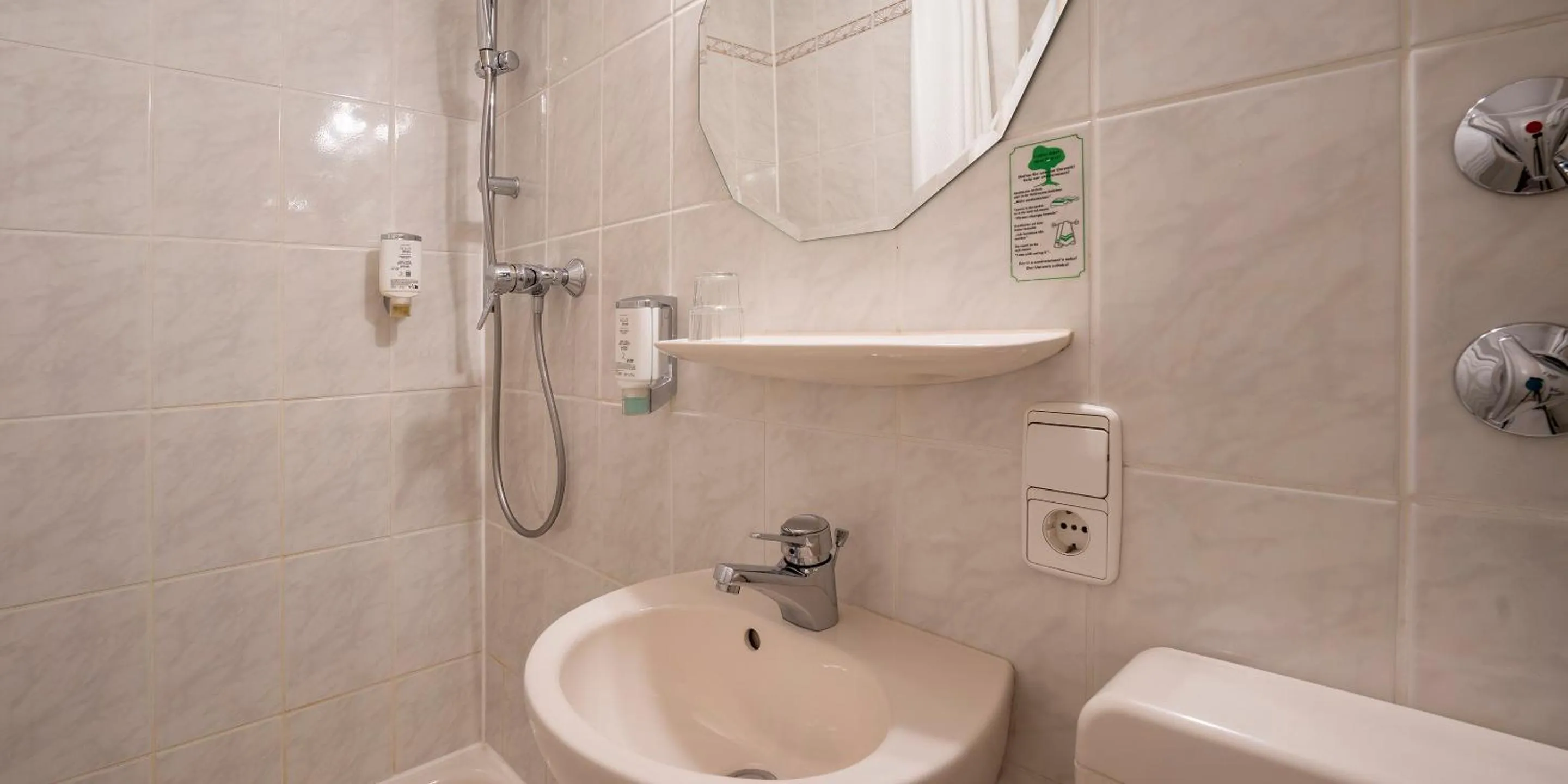 Bathroom in PLAZA INN Rieker Stuttgart Hauptbahnhof