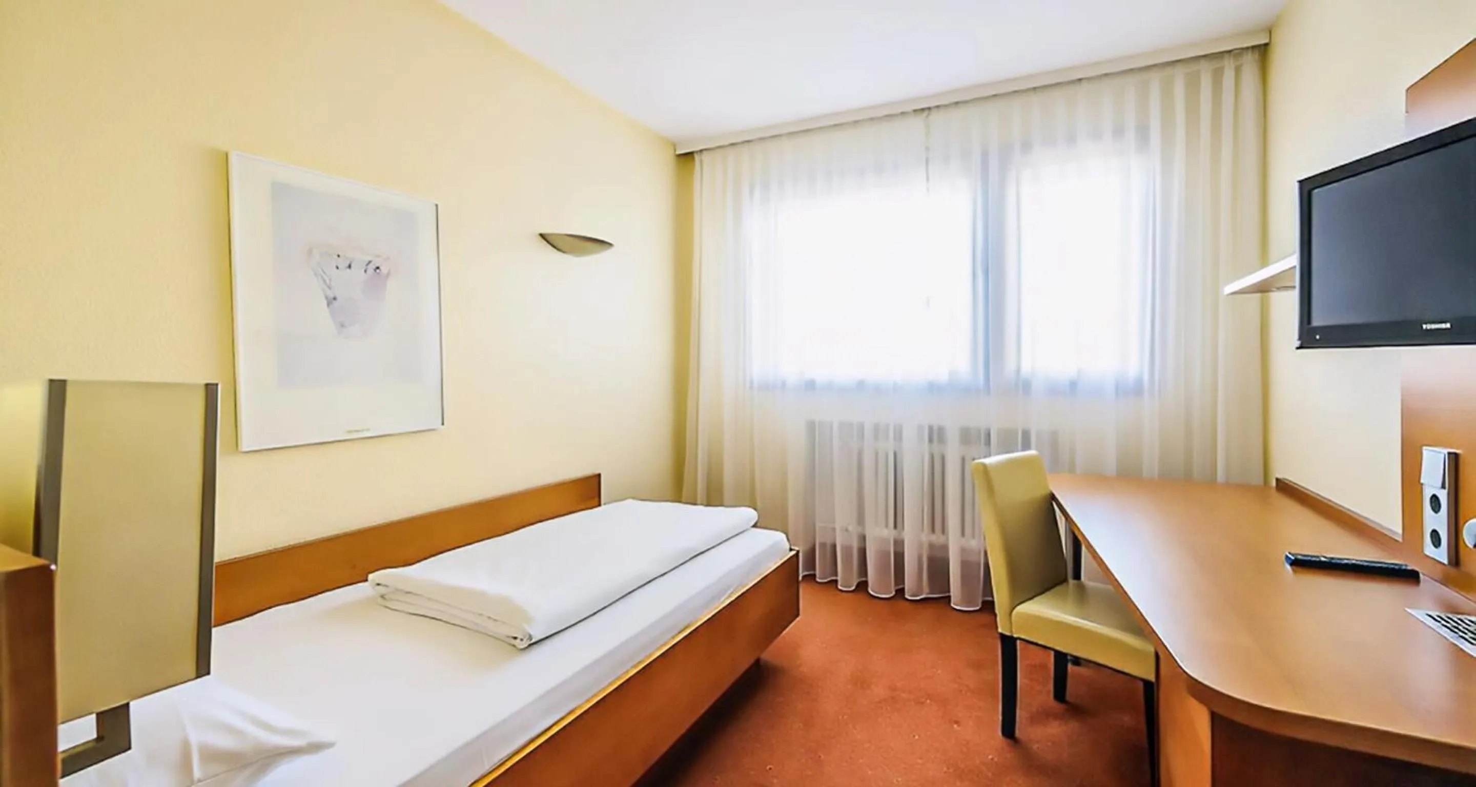 Photo of the whole room, Bed in PLAZA INN Rieker Stuttgart Hauptbahnhof