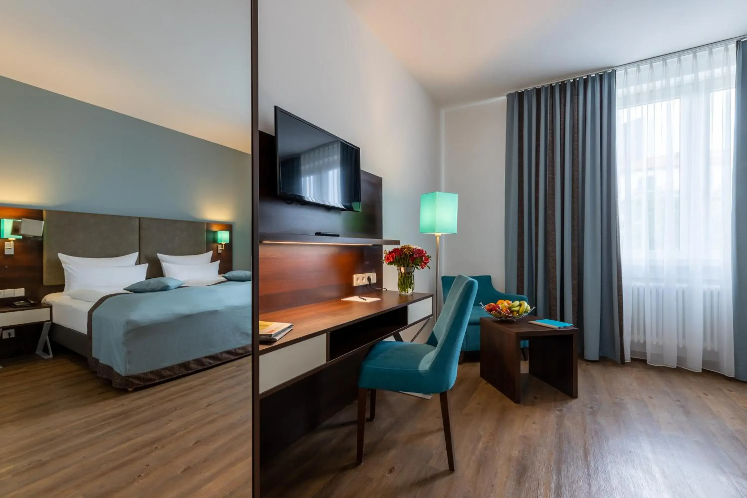 Communal lounge/ TV room, Bed in Trip Inn Hotel Messe Westend Communal lounge/ TV room, Bed in Trip Inn Hotel Messe Westend