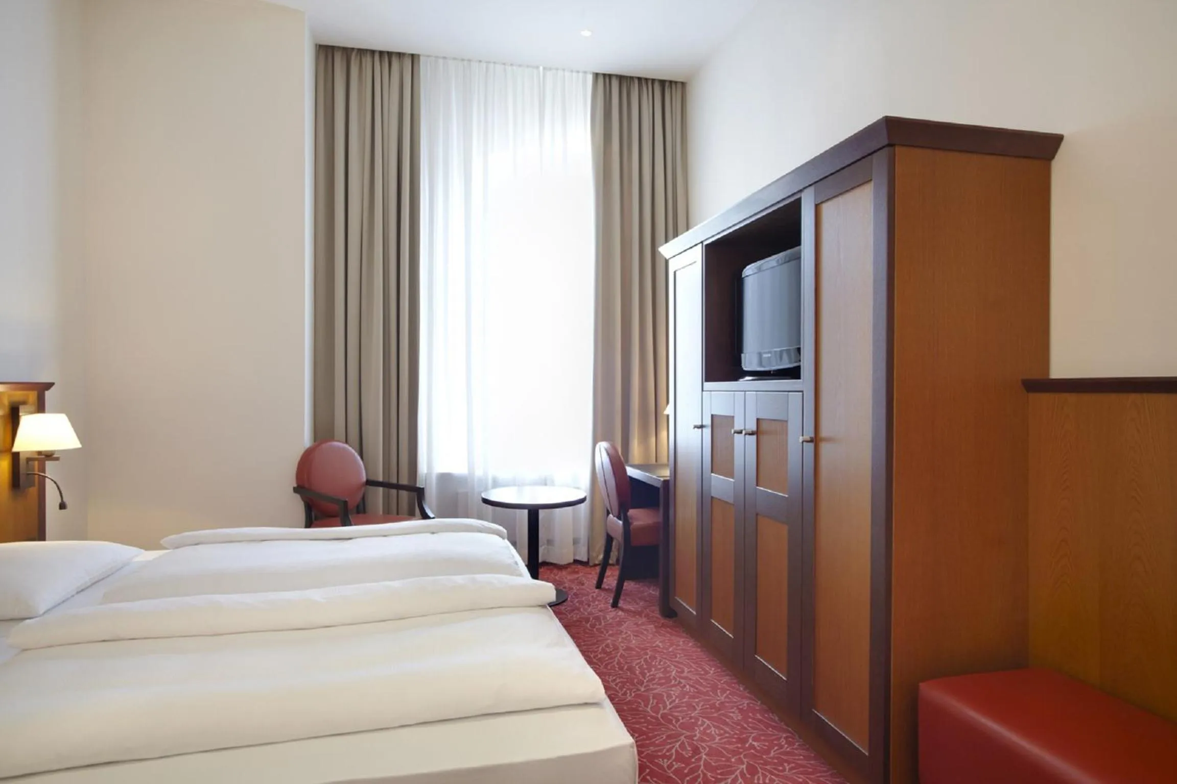 Photo of the whole room, Bed in Hotel Hafen Hamburg