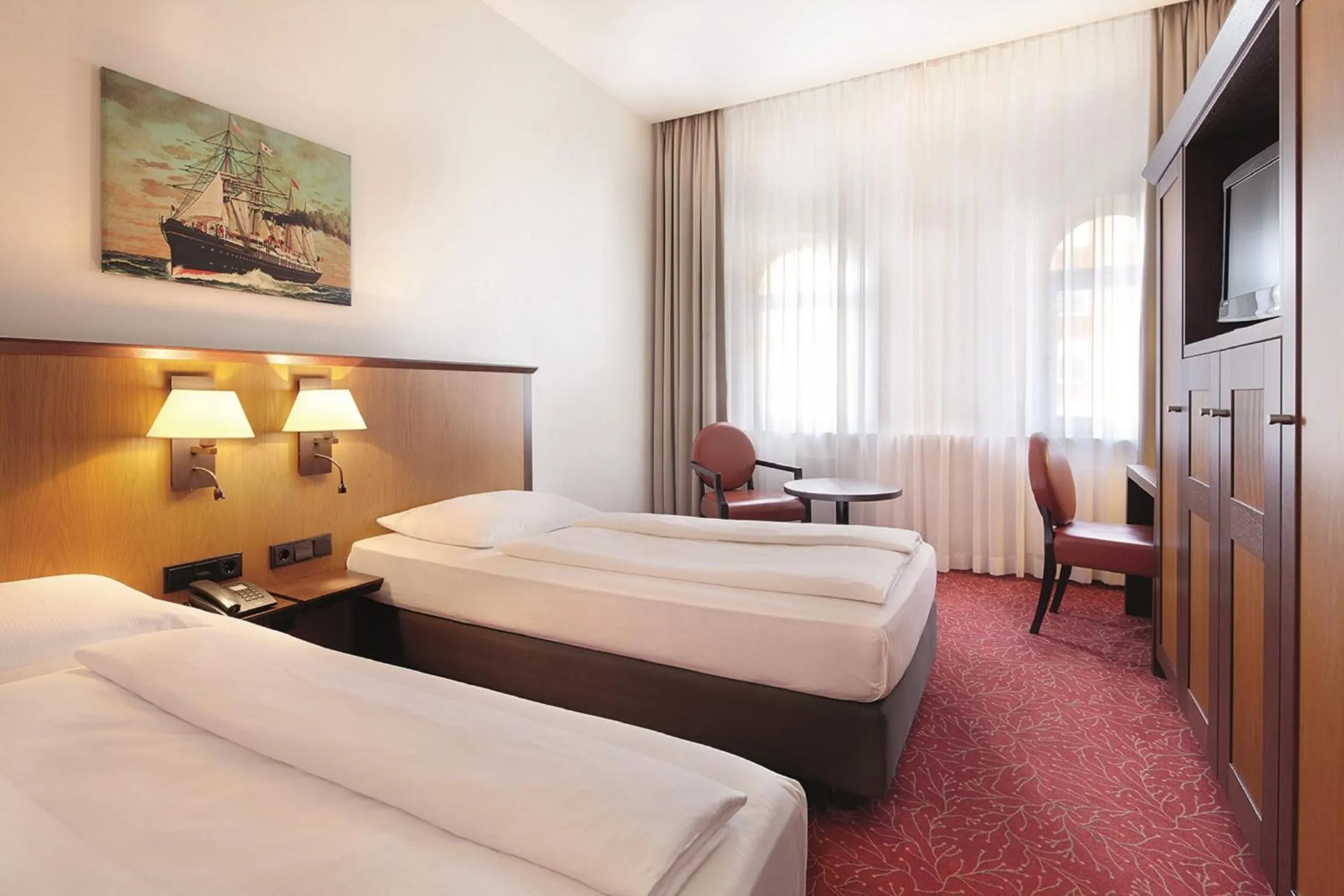 Photo of the whole room, Bed in Hotel Hafen Hamburg