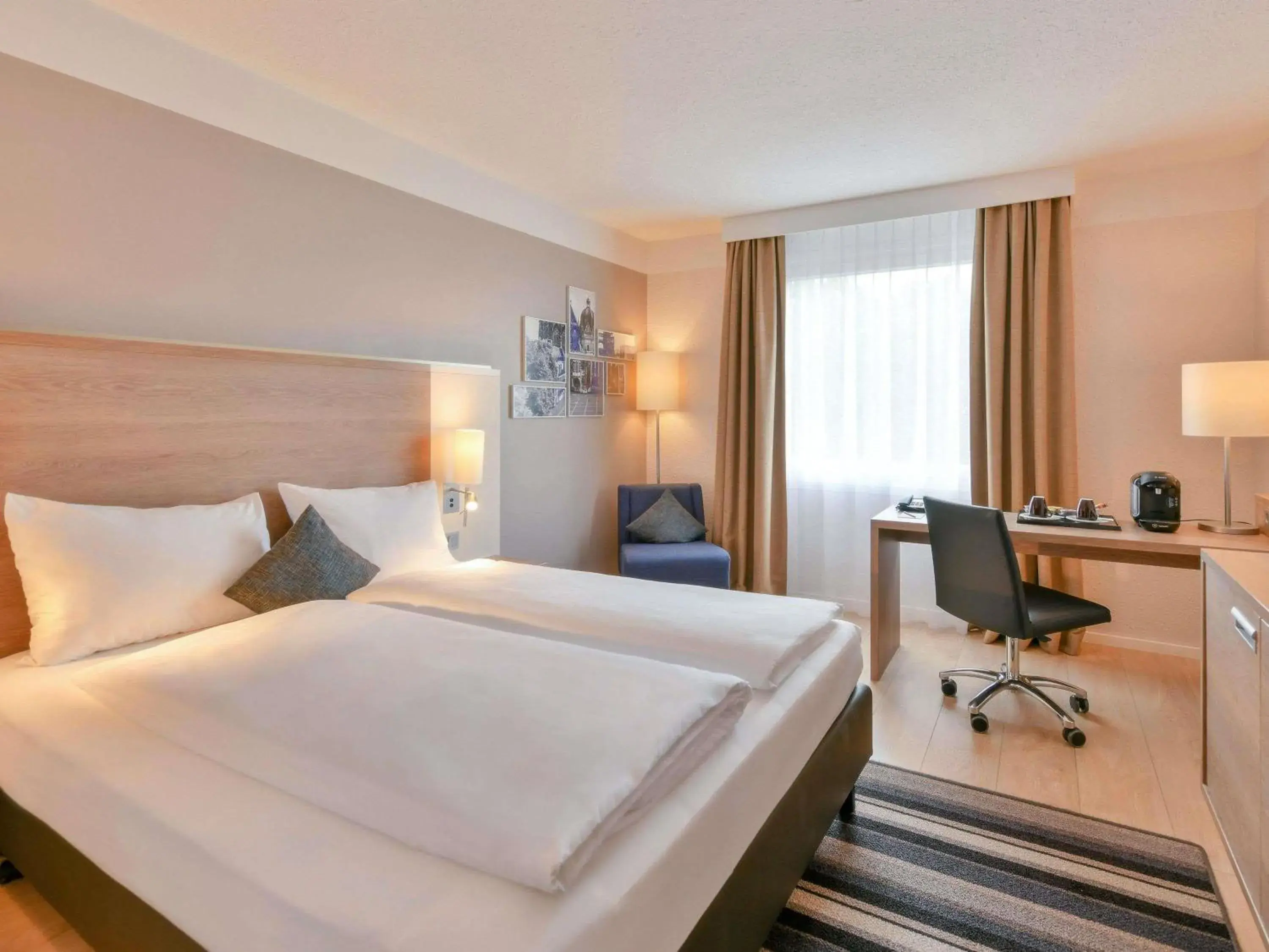 Property building, Bed in Mercure Aachen Europaplatz Property building, Bed in Mercure Aachen Europaplatz