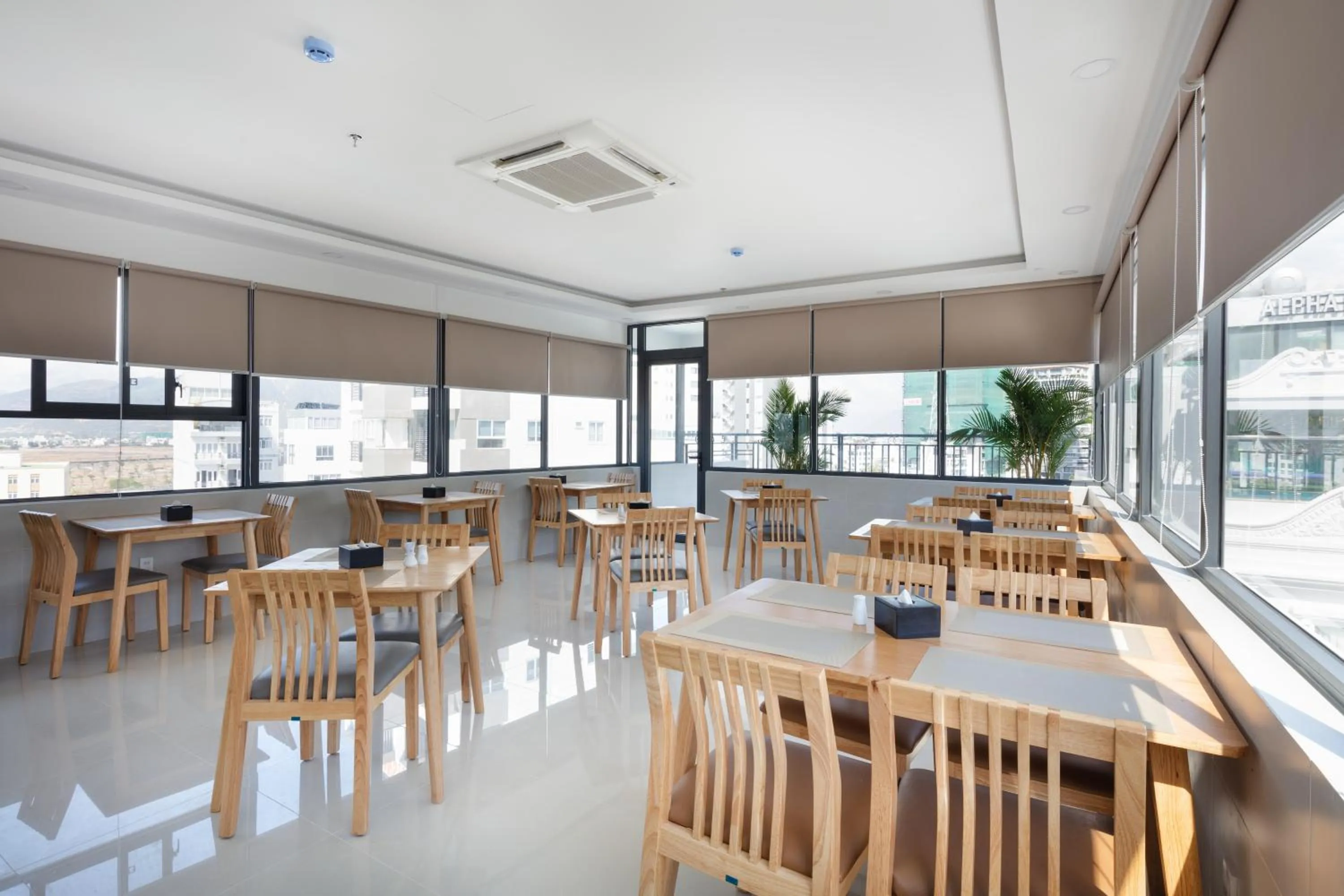 Restaurant/places to eat in XO Hotel & Apartments