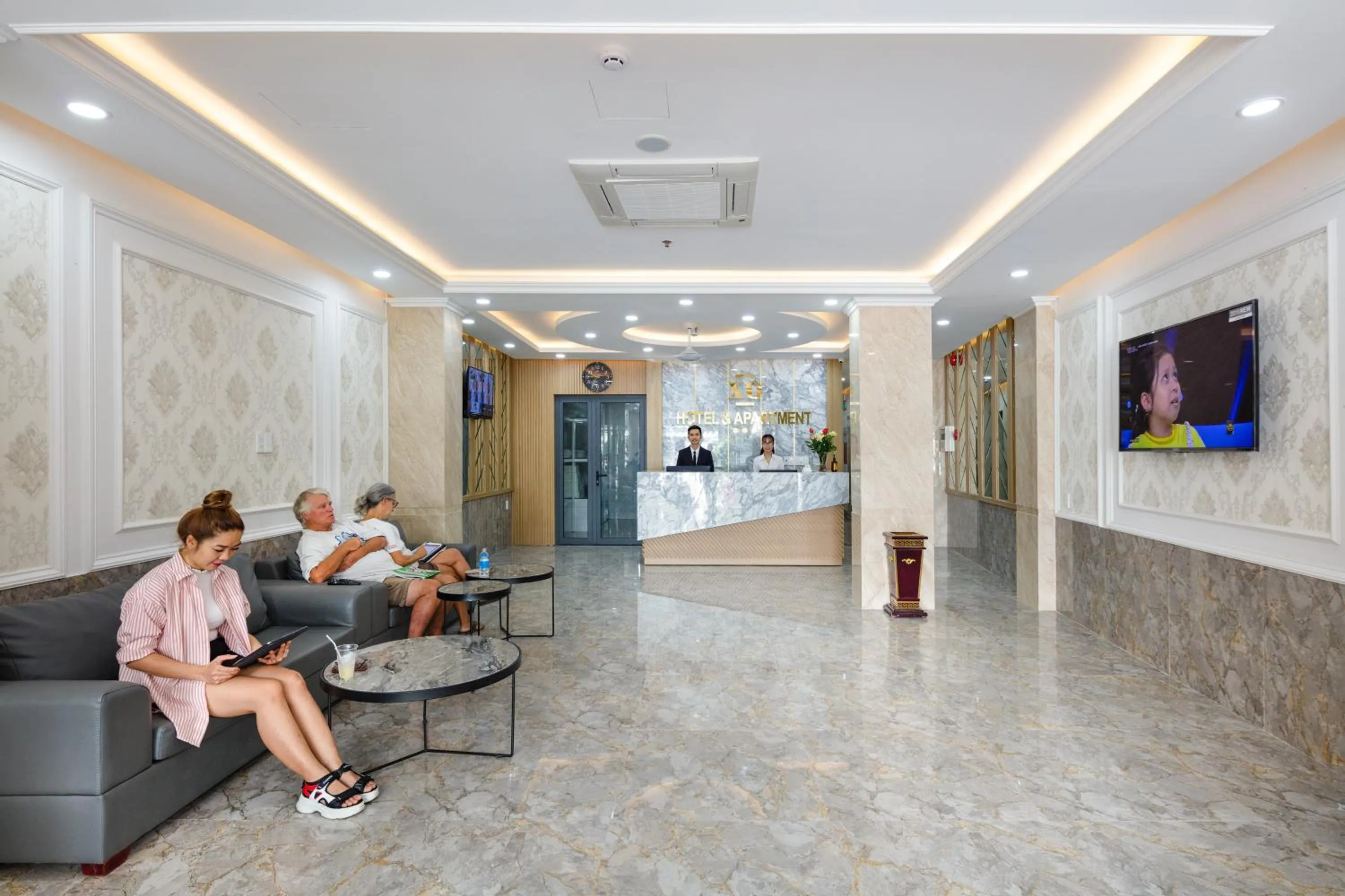 Restaurant/places to eat in XO Hotel & Apartments