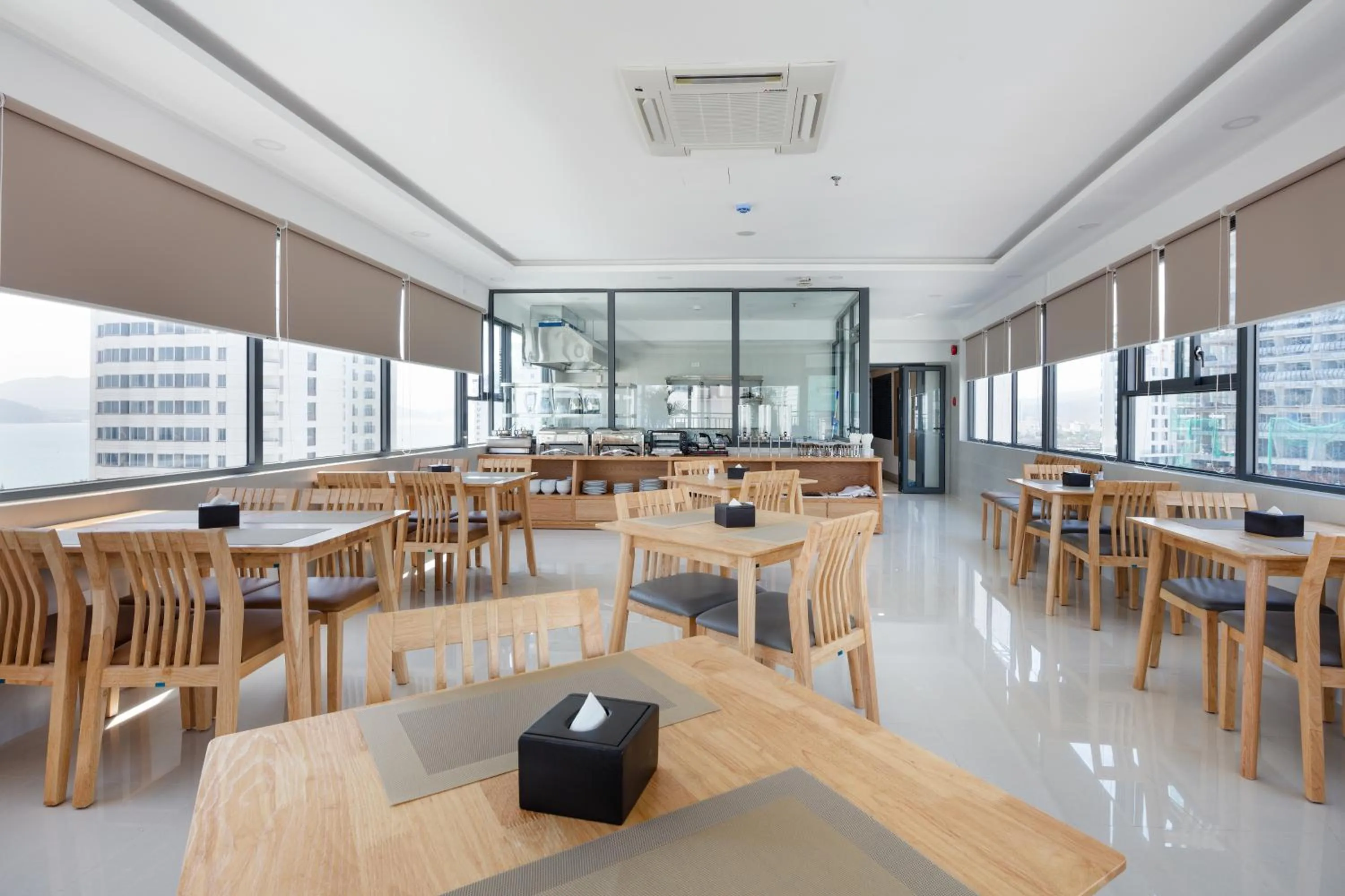 Restaurant/places to eat in XO Hotel & Apartments