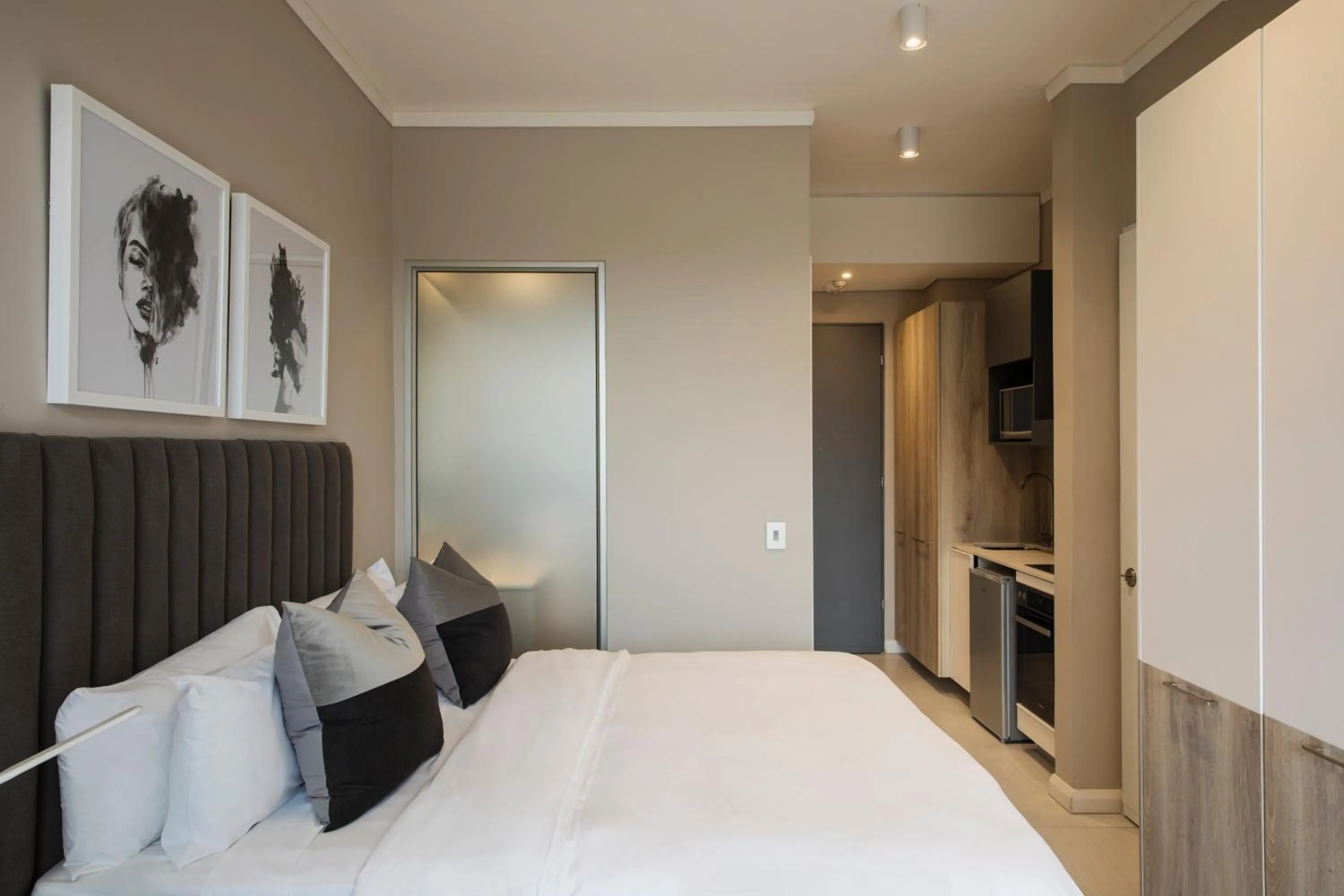 Kitchen or kitchenette, Bed in The Capital Trilogy Menlyn Maine