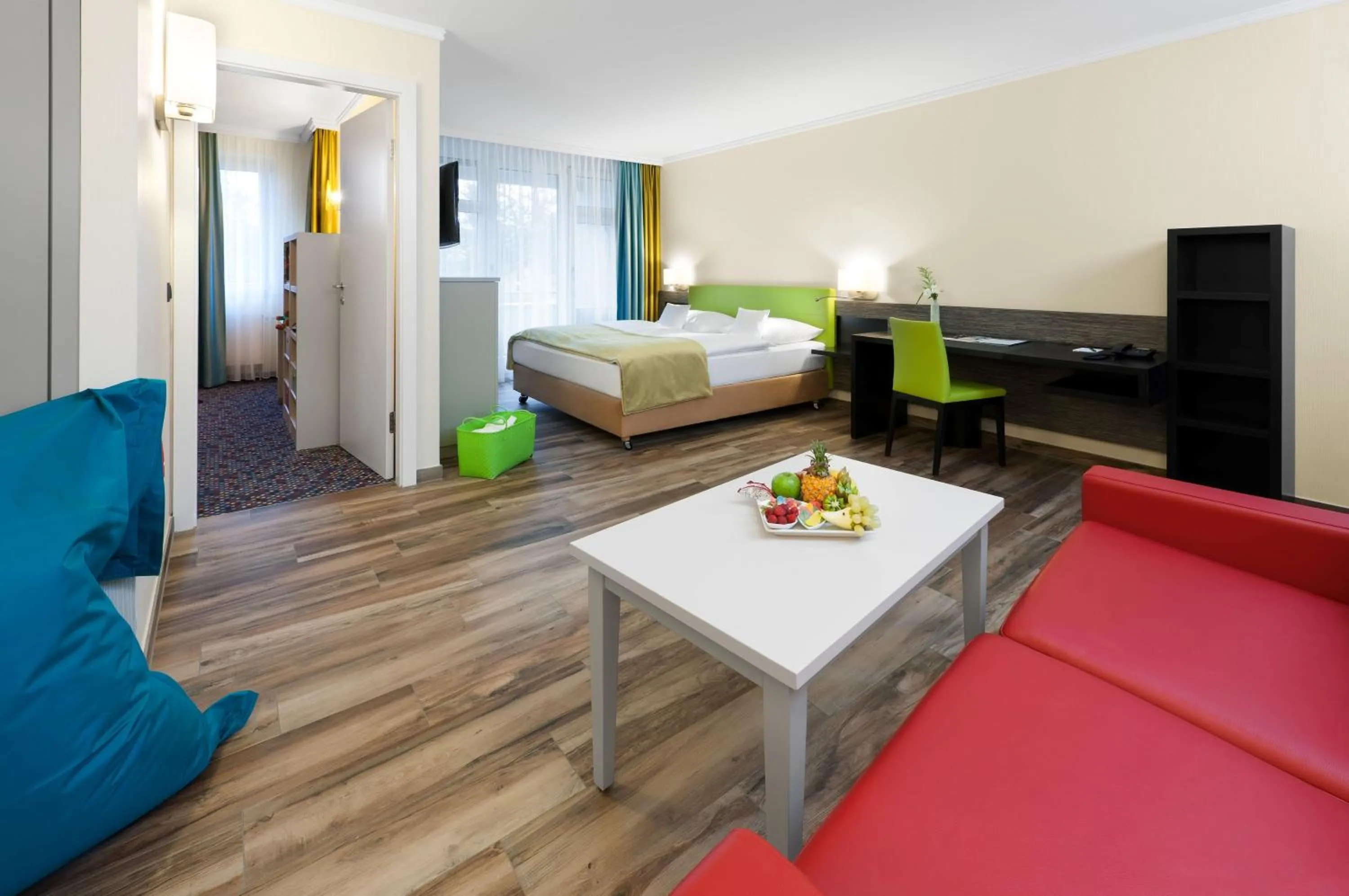 Photo of the whole room, Bed in MASEVEN Stuttgart SI Centrum ehem SI-SUITES