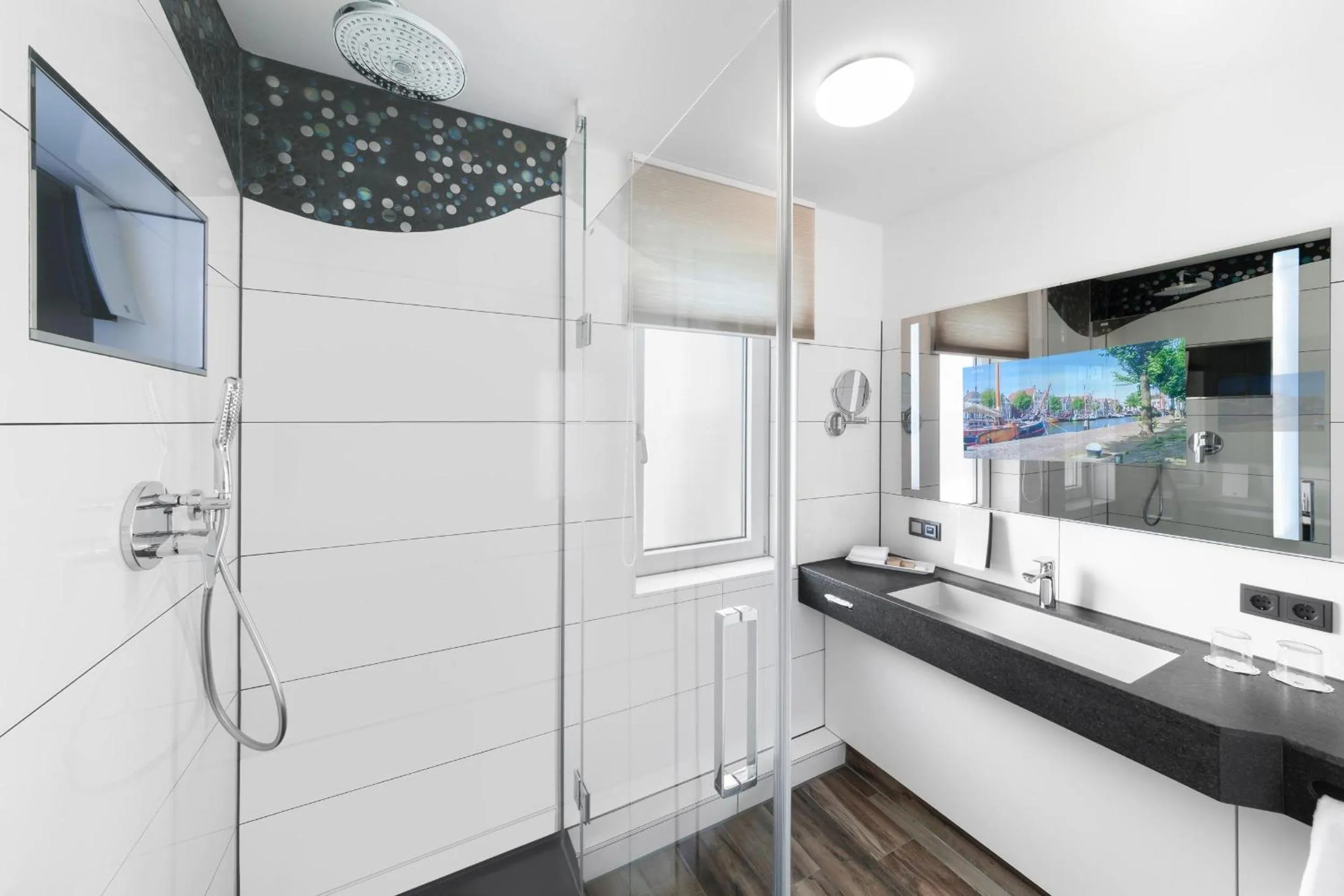 Shower in MASEVEN Stuttgart SI Centrum ehem SI-SUITES