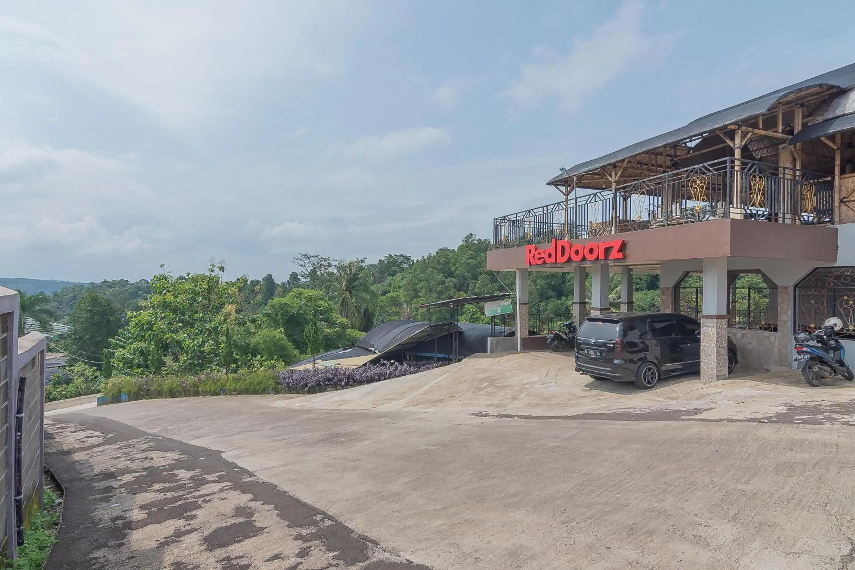 Facade/entrance in RedDoorz Resort Syariah @ Batu Apung Purwakarta Facade/entrance in RedDoorz Resort Syariah @ Batu Apung Purwakarta