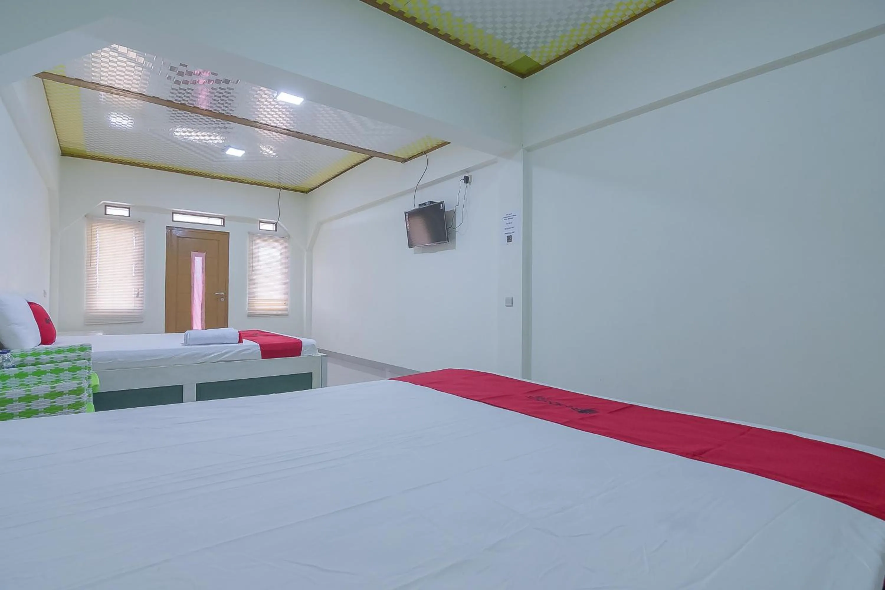 Bed in RedDoorz Resort Syariah @ Batu Apung Purwakarta
