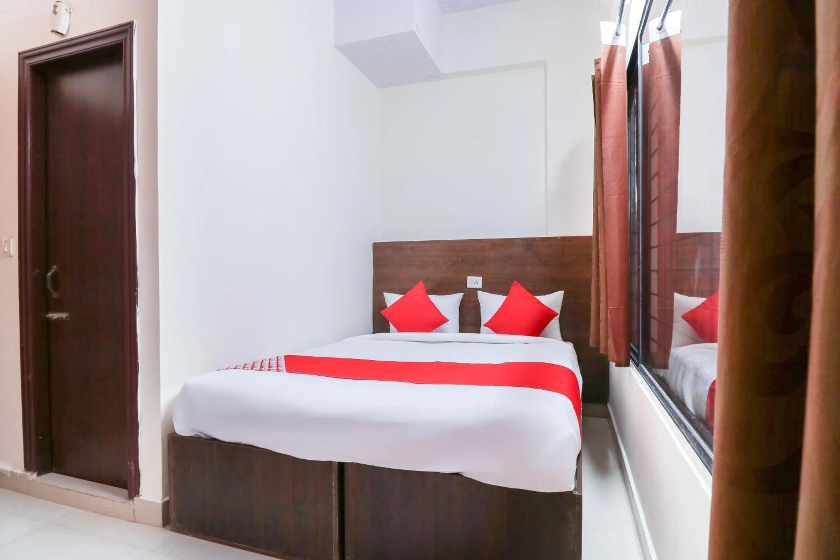 Bedroom, Bed in Hotel O The Royal International Hotel