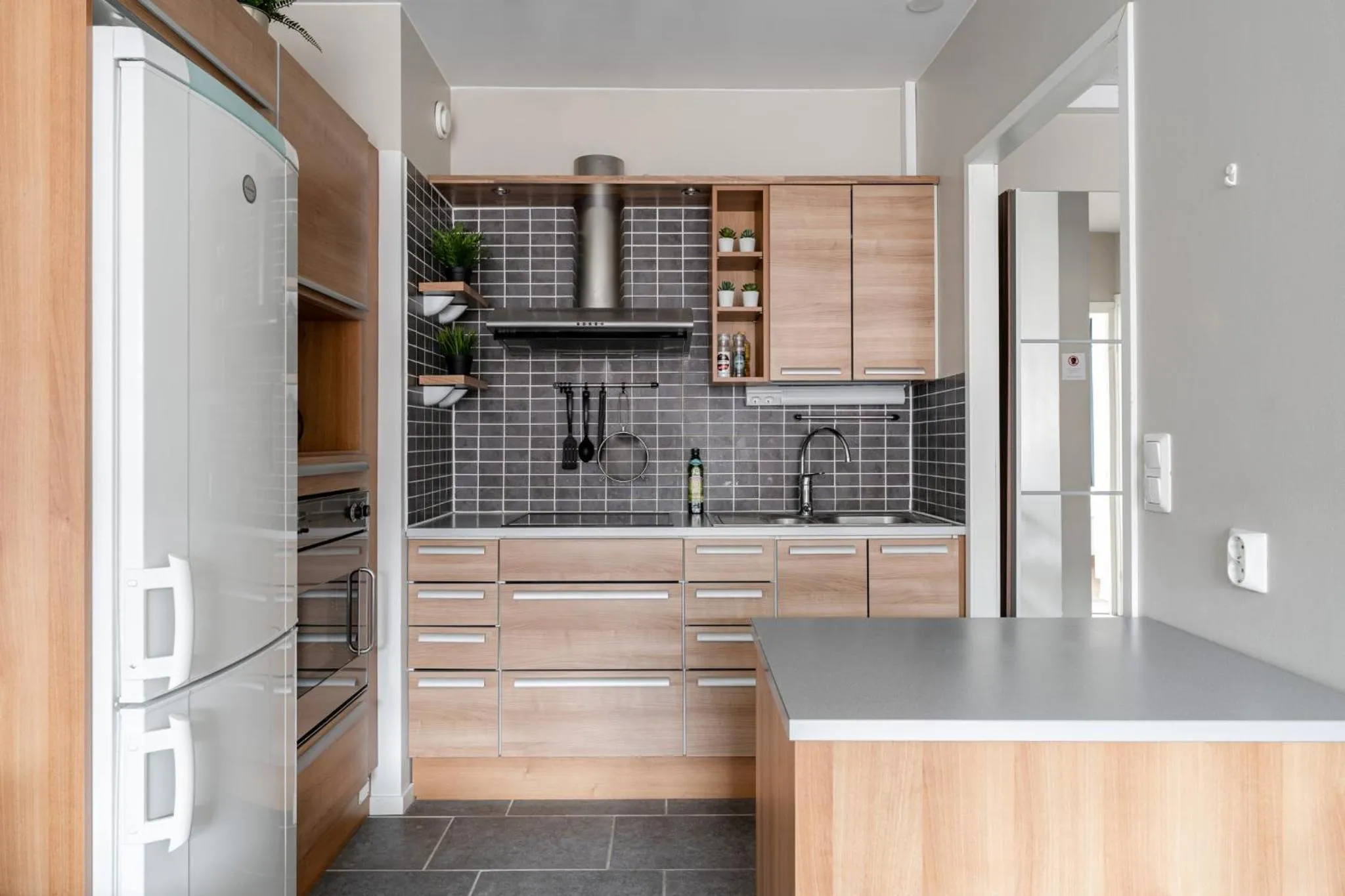 1BR Apt & Balcony next to Railway Station