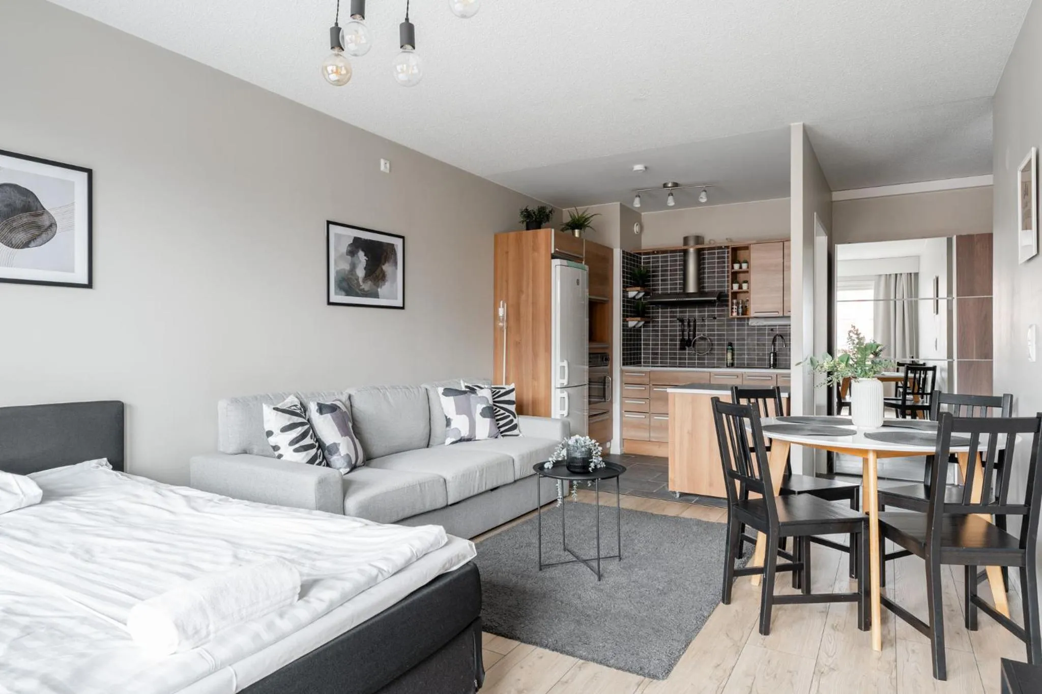 1BR Apt & Balcony next to Railway Station