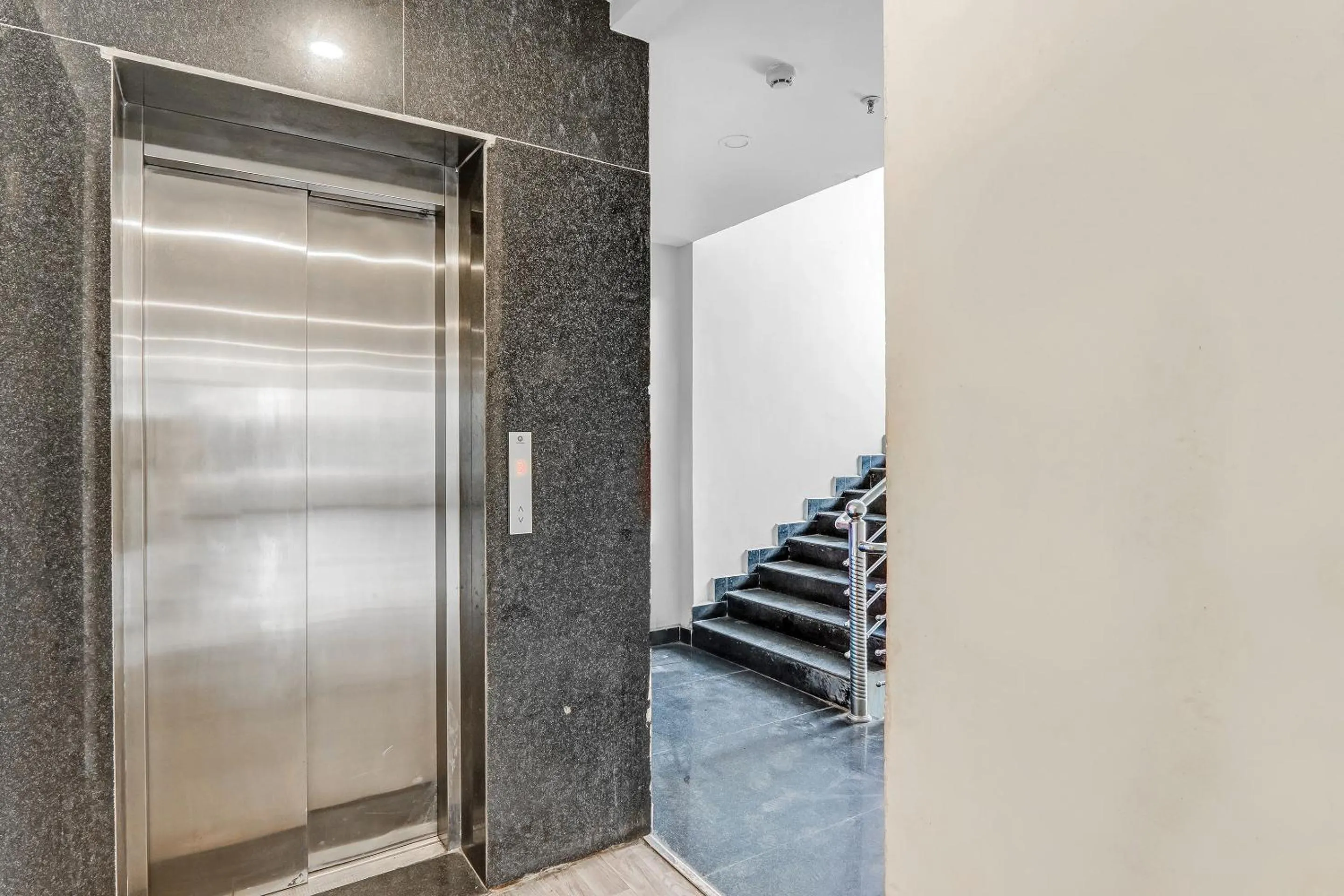 Lobby or reception in Super Townhouse 139 Ashiyana Smriti Upvan Near Emerald Mall Lucknow