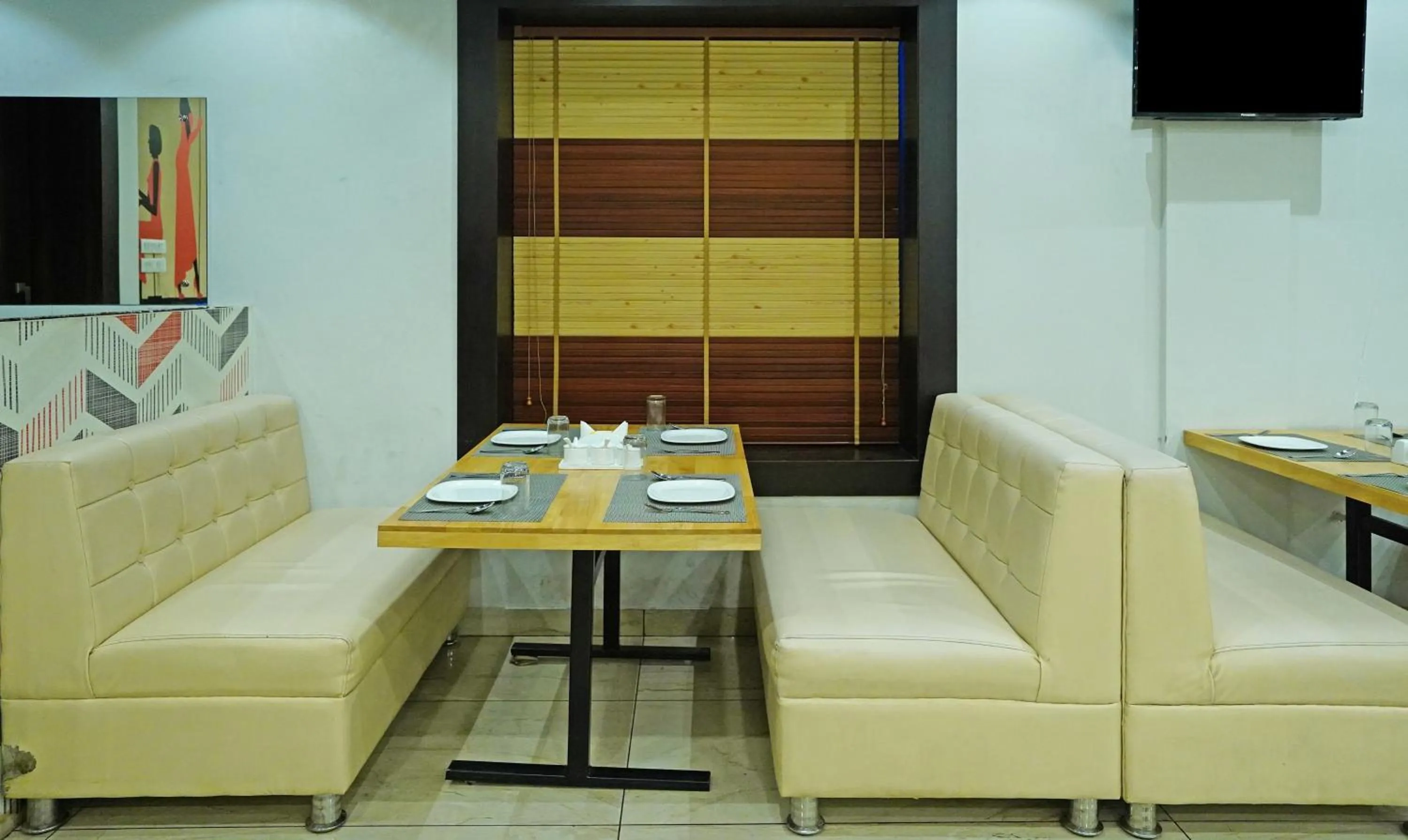 Restaurant/places to eat in Treebo Lazystay Grand Patia