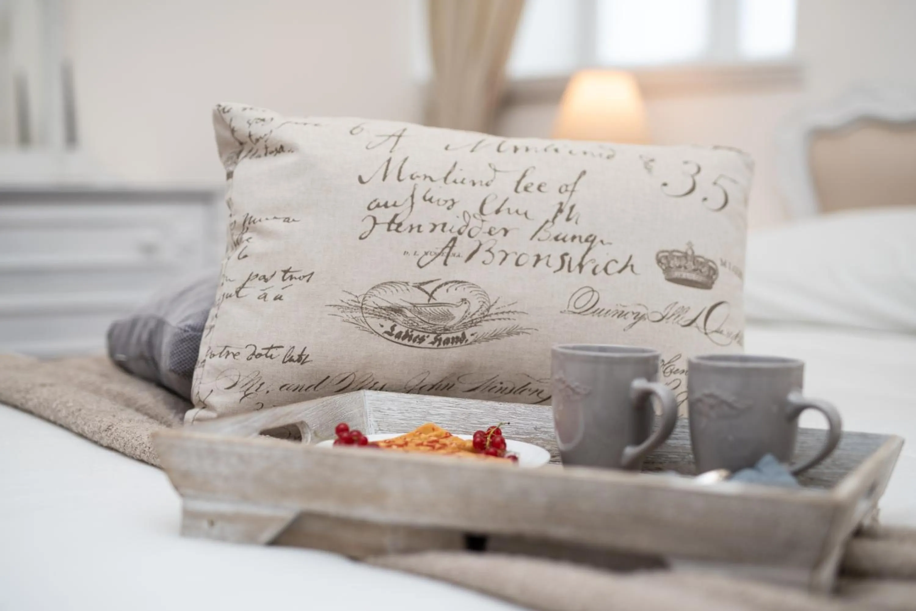 Decorative detail, Bed in Sweet Arco Farnese