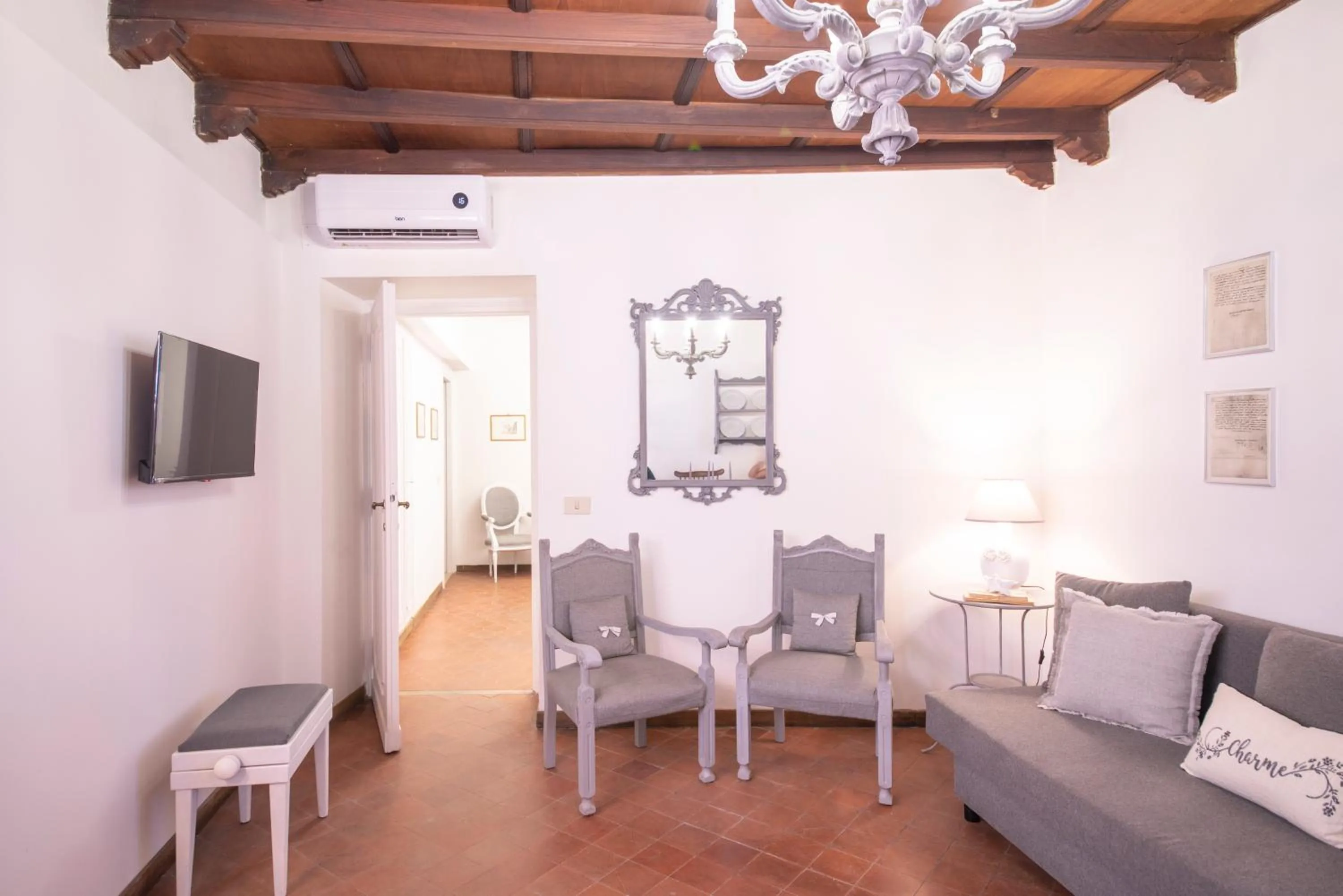 Communal lounge/ TV room in Sweet Arco Farnese