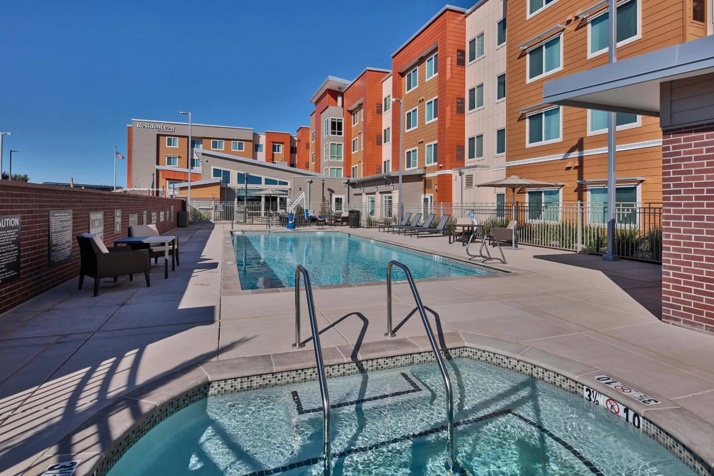 Swimming pool in Residence Inn Sacramento Davis