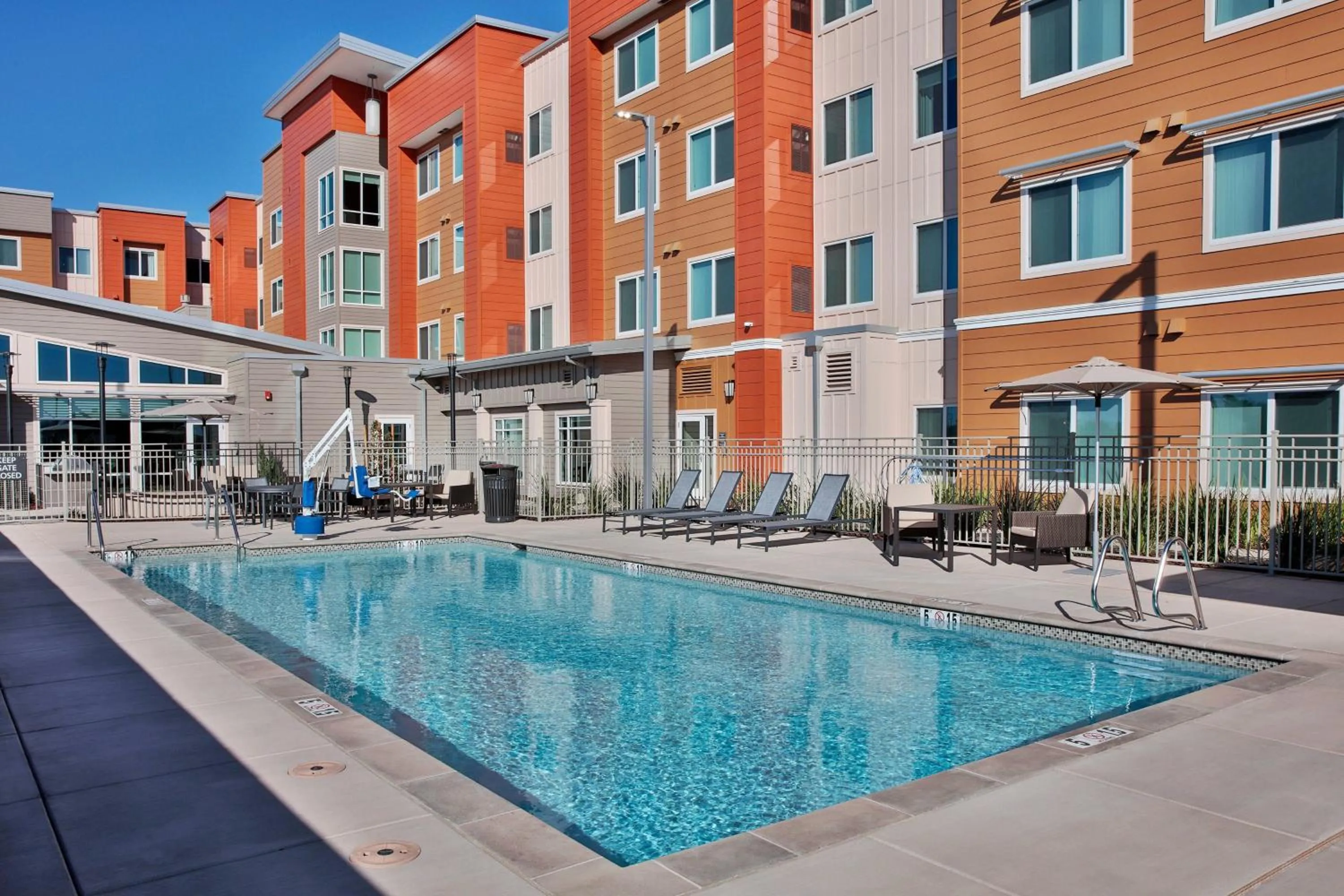 Swimming pool in Residence Inn Sacramento Davis