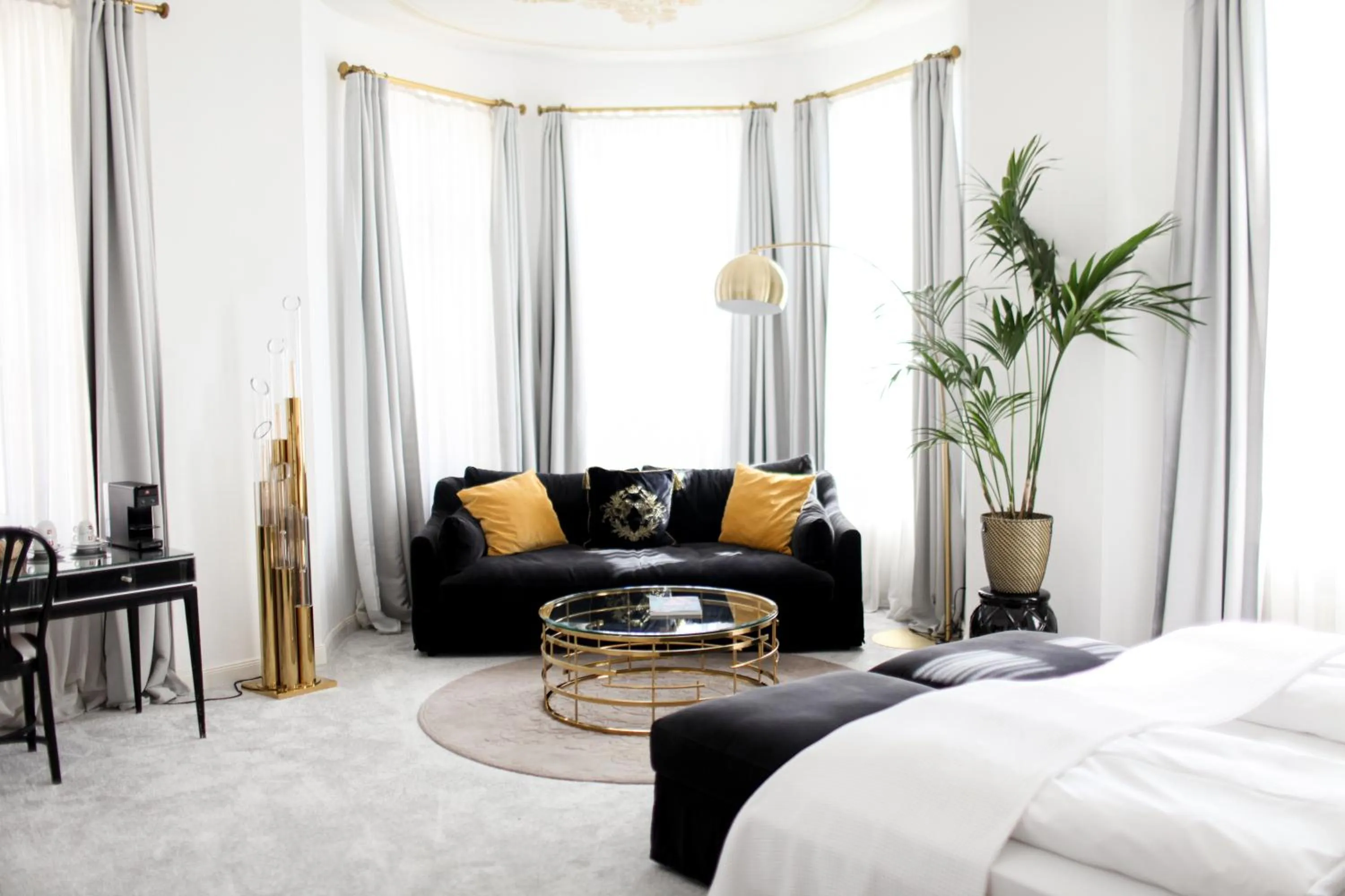 Photo of the whole room, Bed in Boutique Hotel Krone München