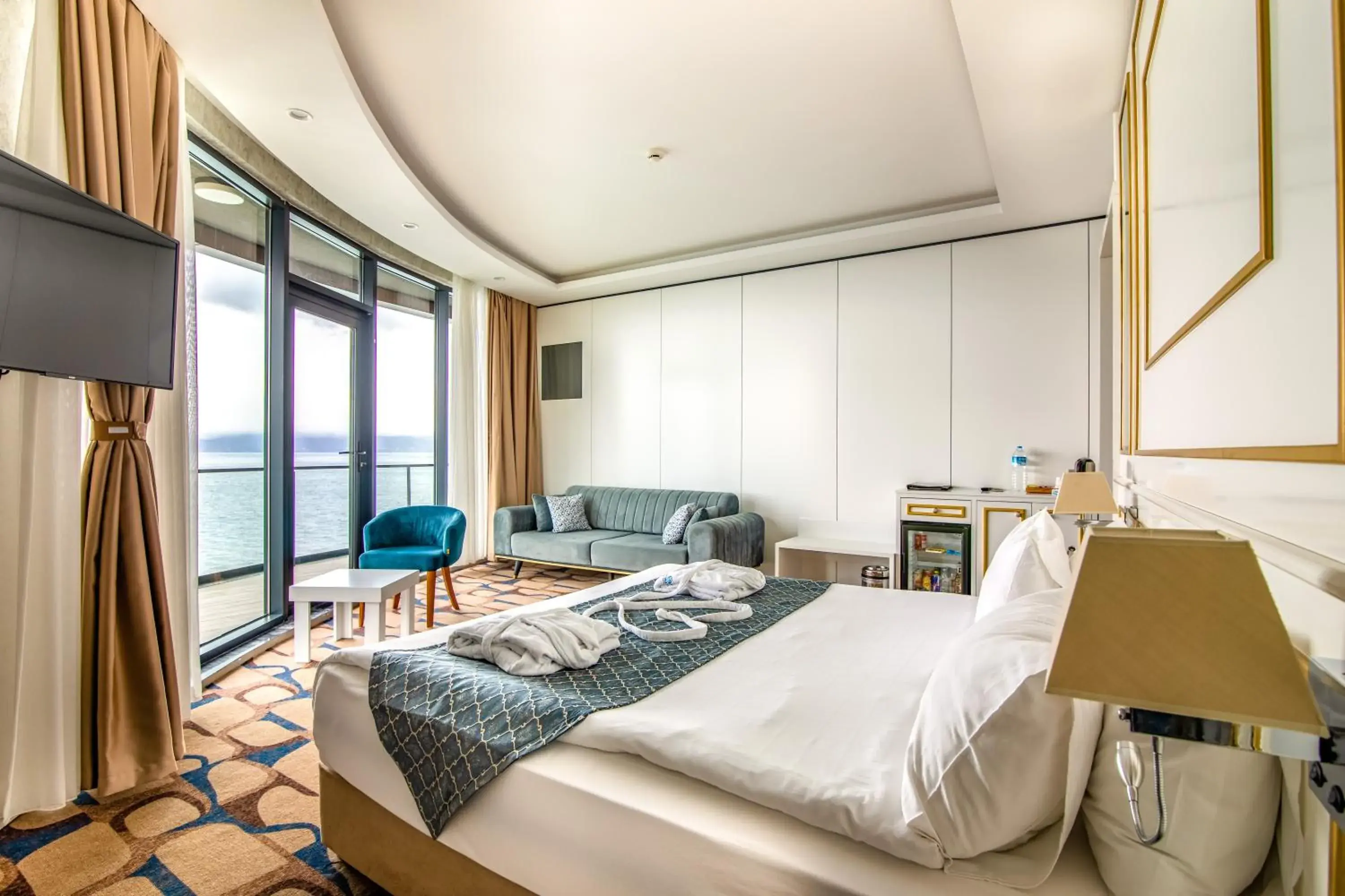 Photo of the whole room, Bed in BLUE MUDANYA HOTEL Photo of the whole room, Bed in BLUE MUDANYA HOTEL