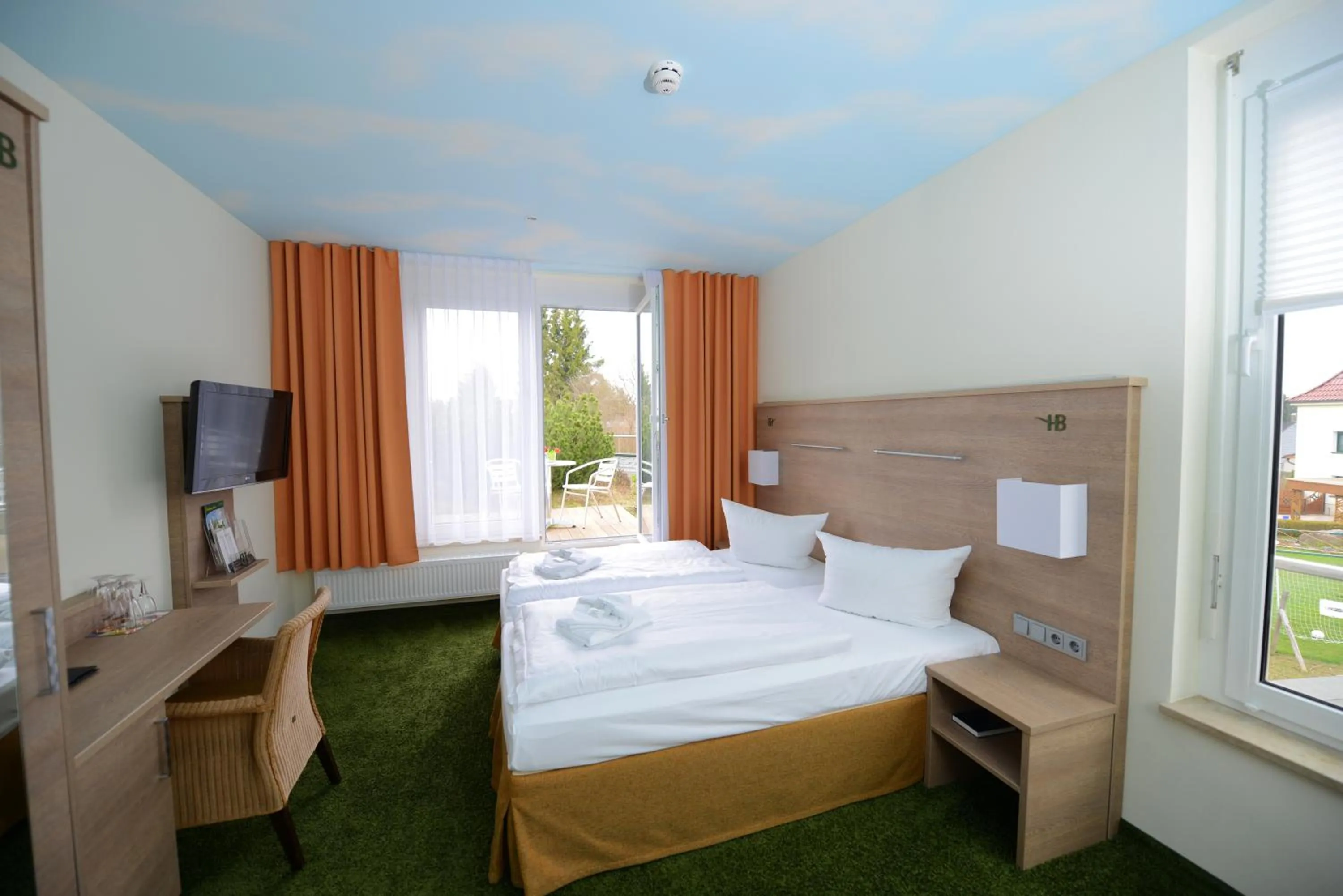 Photo of the whole room, Bed in Der Bayerische Hof