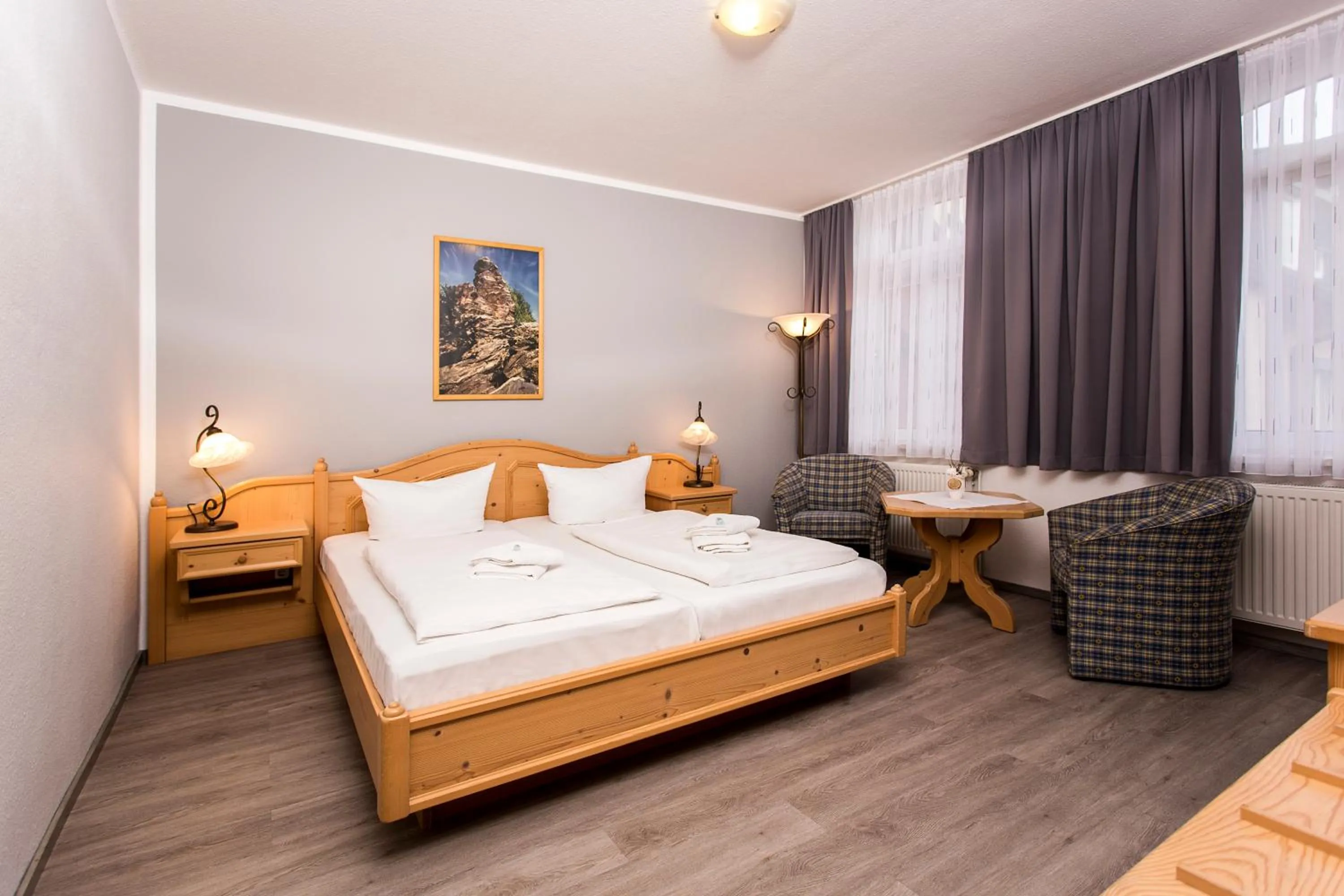 Photo of the whole room, Bed in Der Bayerische Hof