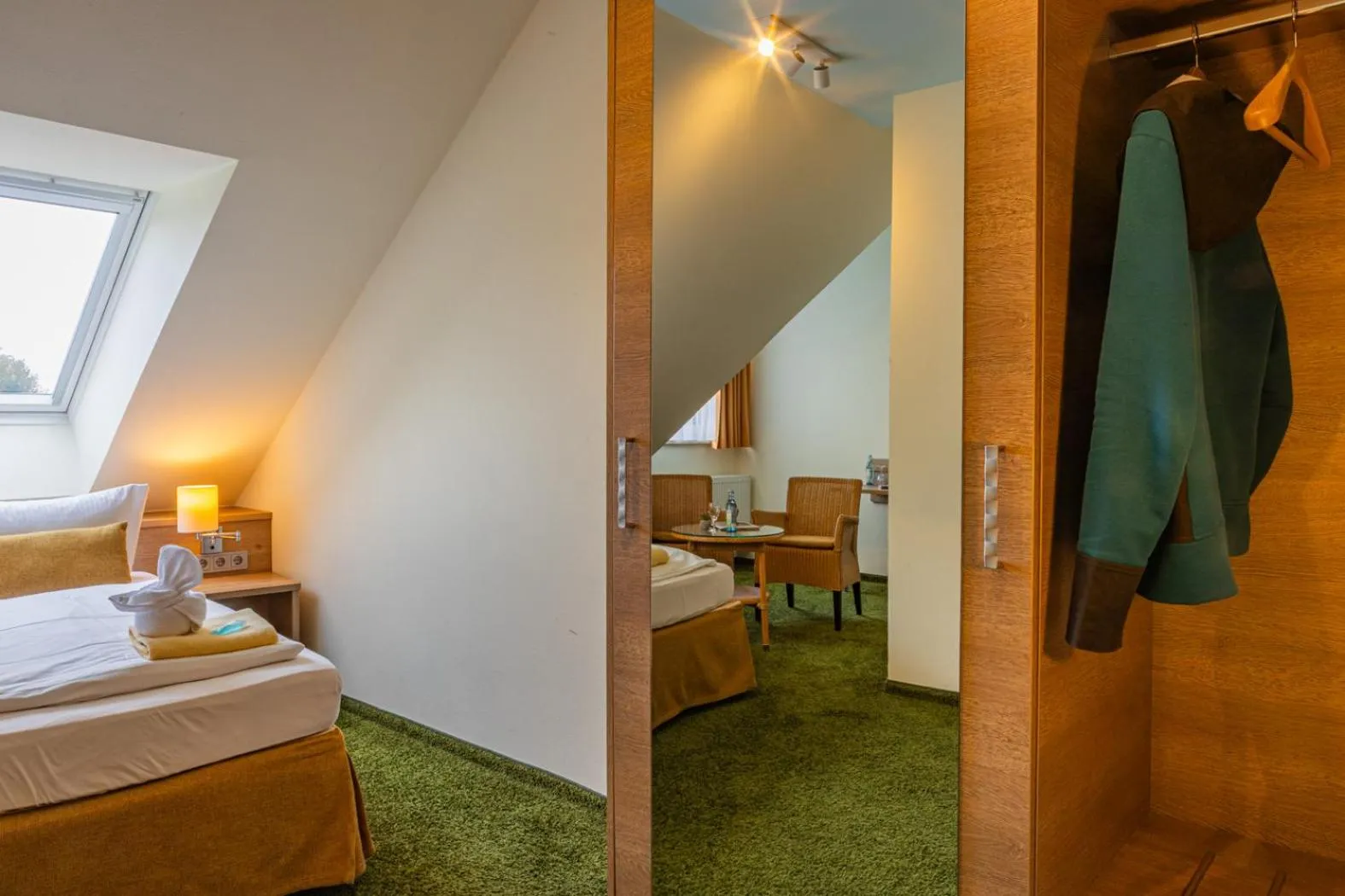 Photo of the whole room, Bed in Der Bayerische Hof