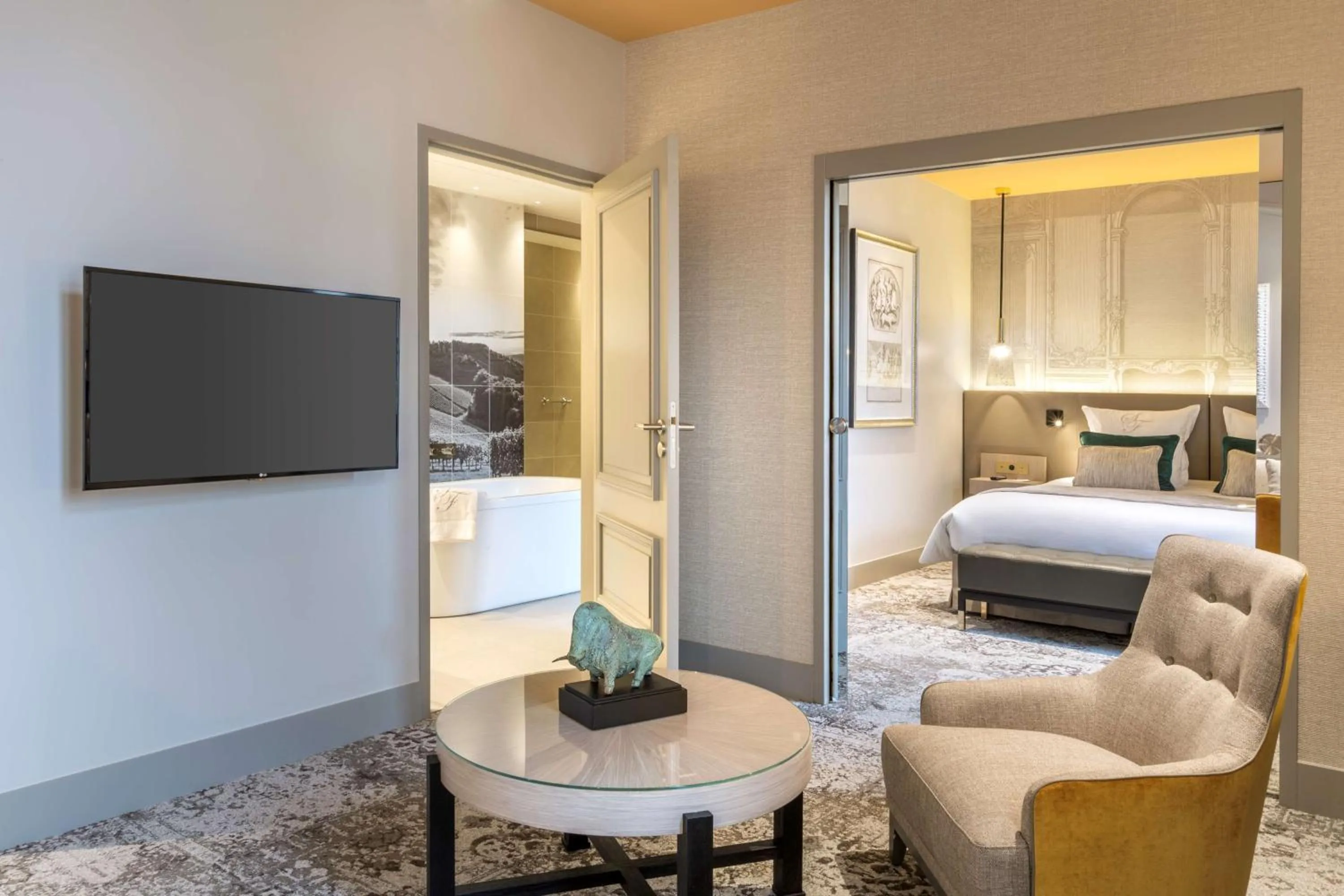 Shower, Bed in Hôtel & Spa Les Sept Fontaines Best Western Premier