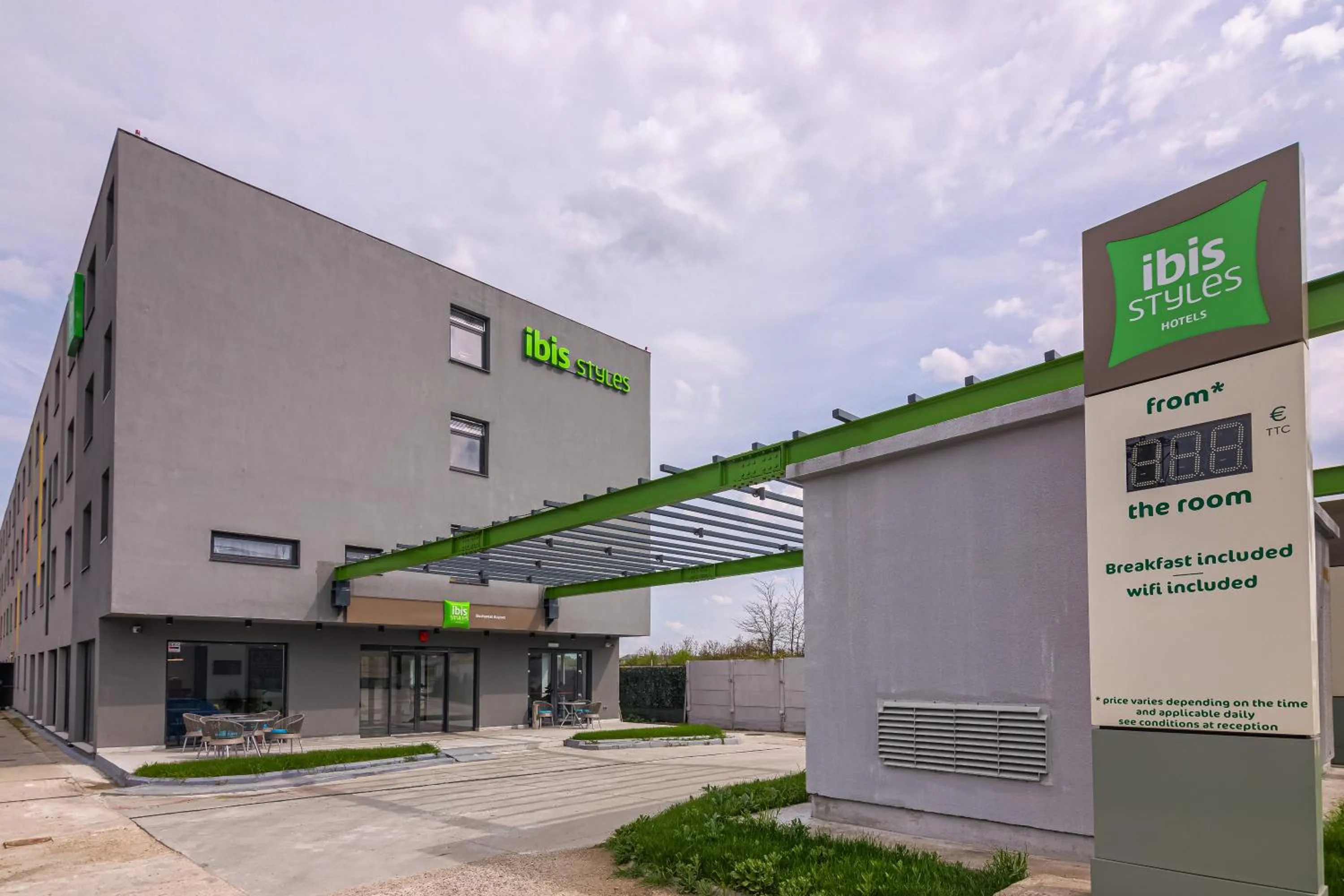 Property building in Ibis Styles Bucharest Airport