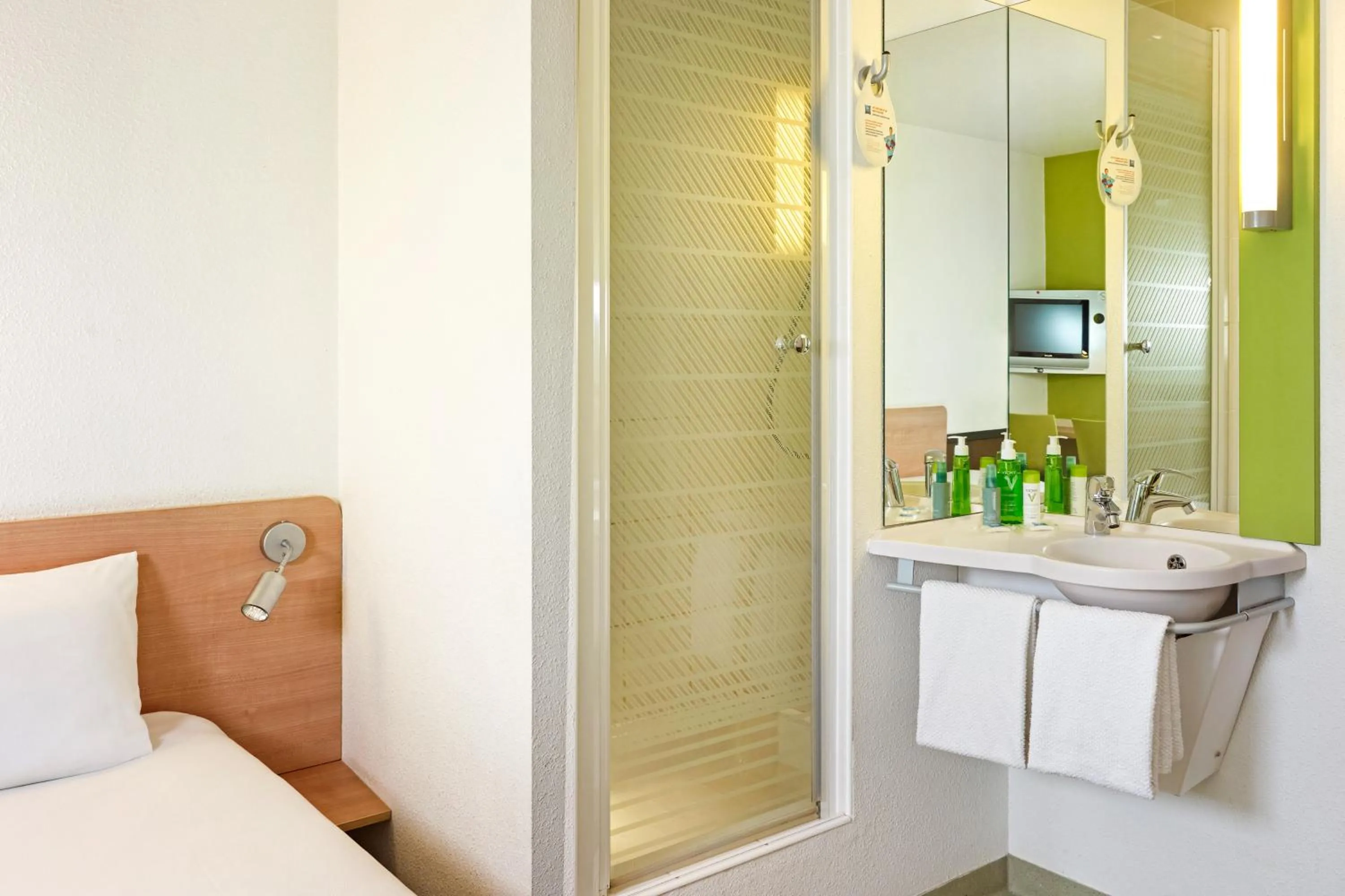 Shower, Bed in ibis budget Wrocław Stadion