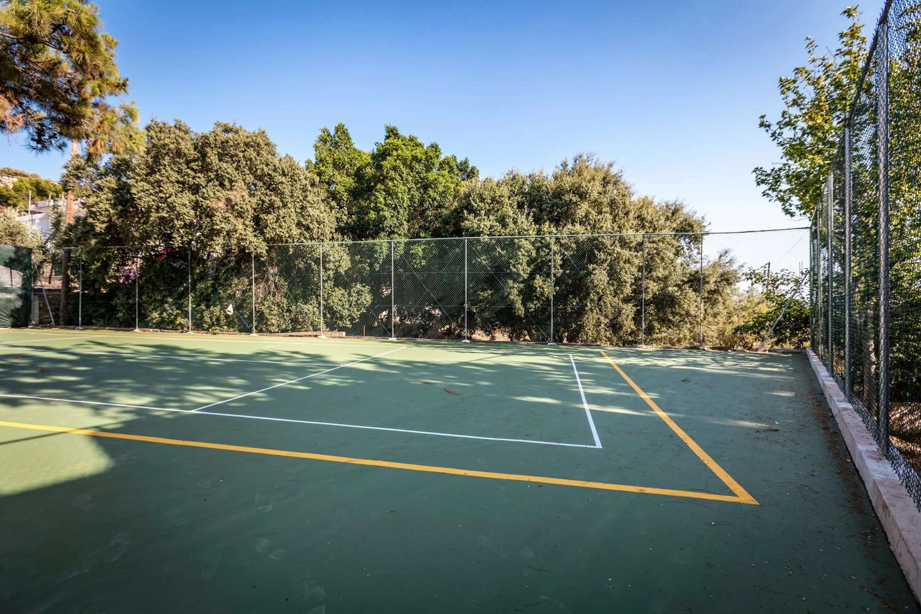 Tennis court in White Olive Premium Lindos