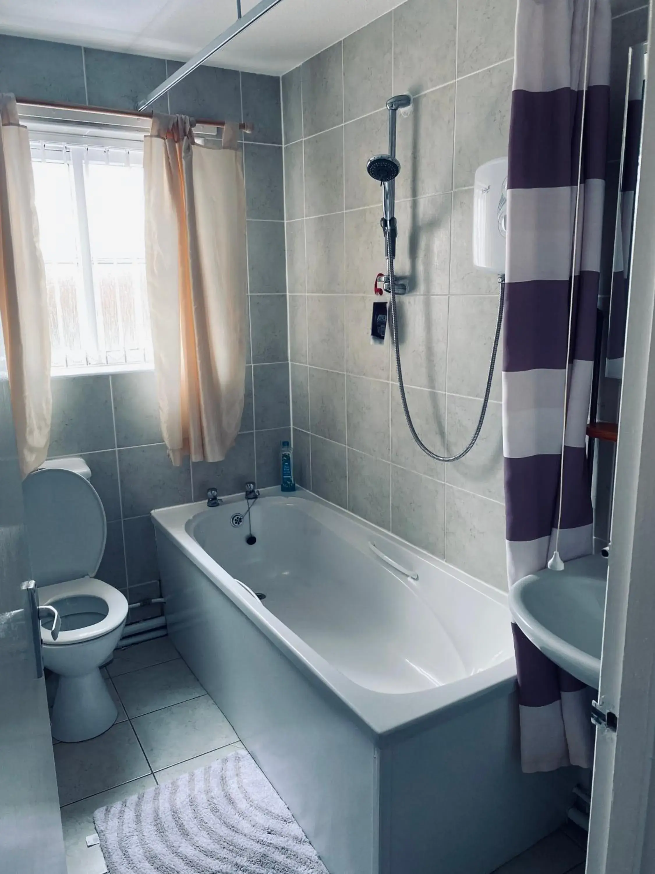 Twin Room with Shower - single occupancy in The Mallards Twin Room with Shower - single occupancy in The Mallards