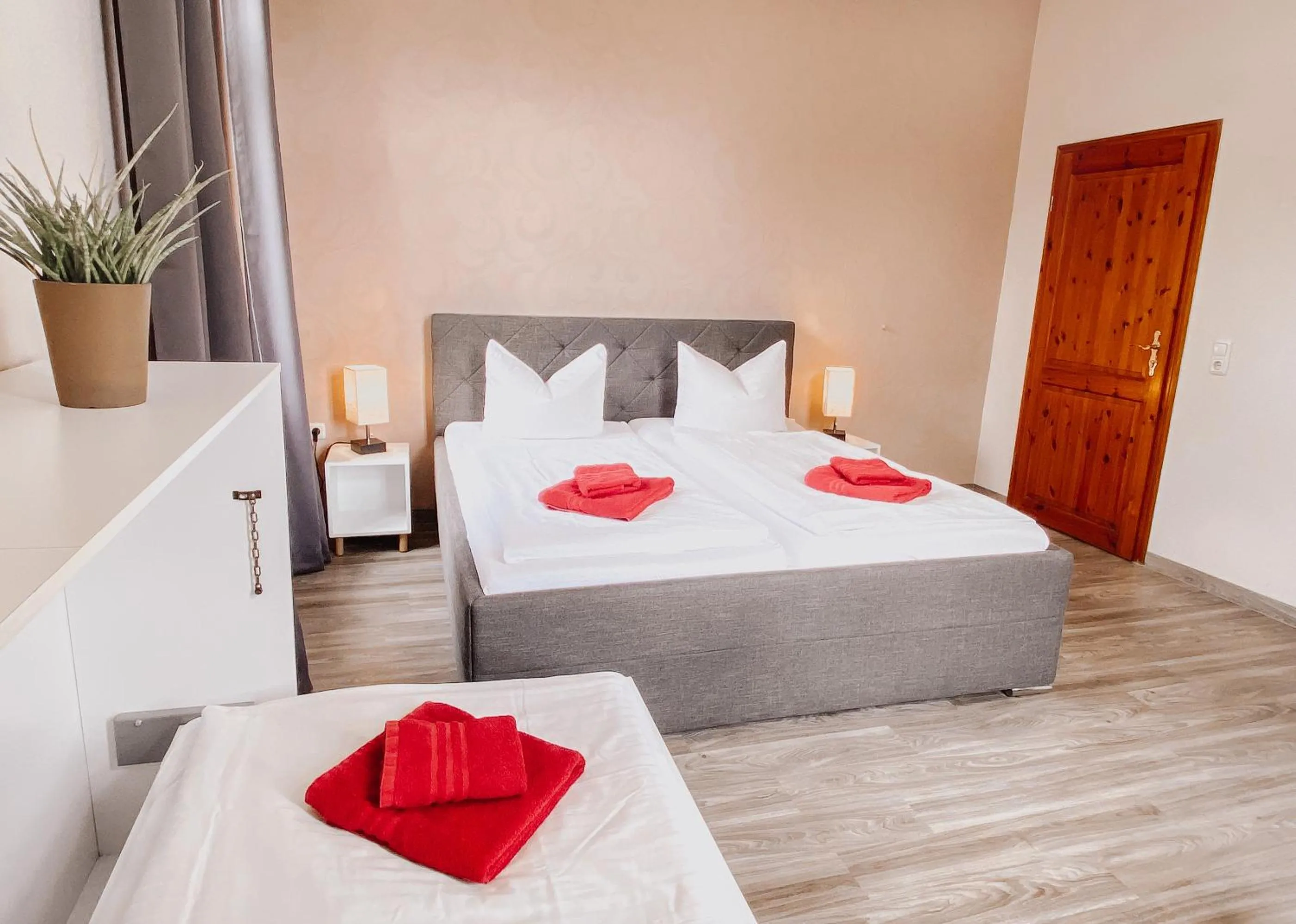 Photo of the whole room, Bed in Hotel Am Rittergut