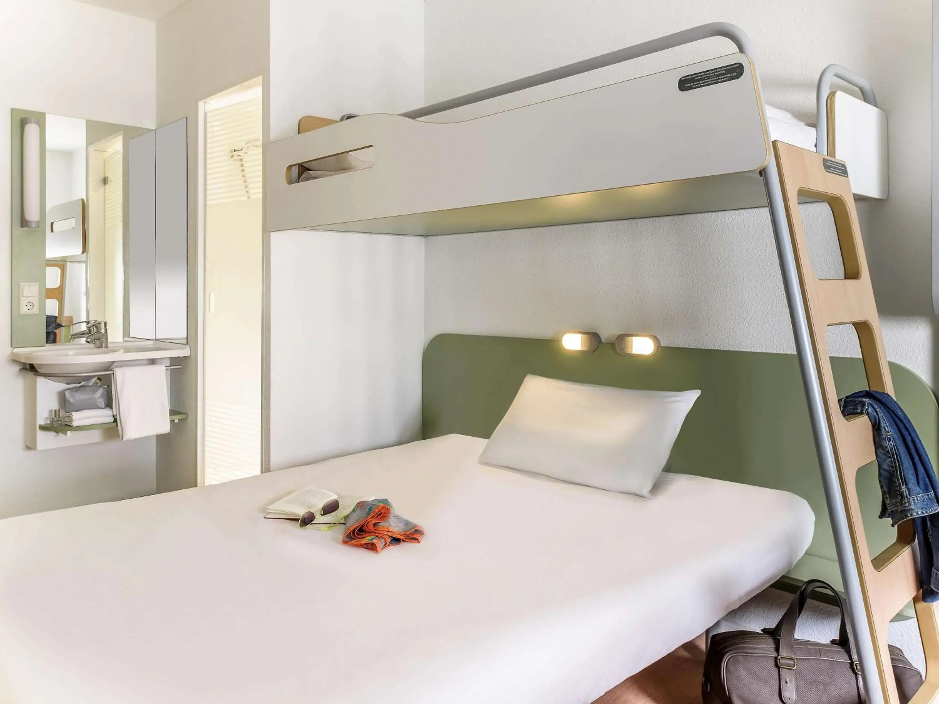 Photo of the whole room, Bed in ibis budget Berlin Alexanderplatz Photo of the whole room, Bed in ibis budget Berlin Alexanderplatz