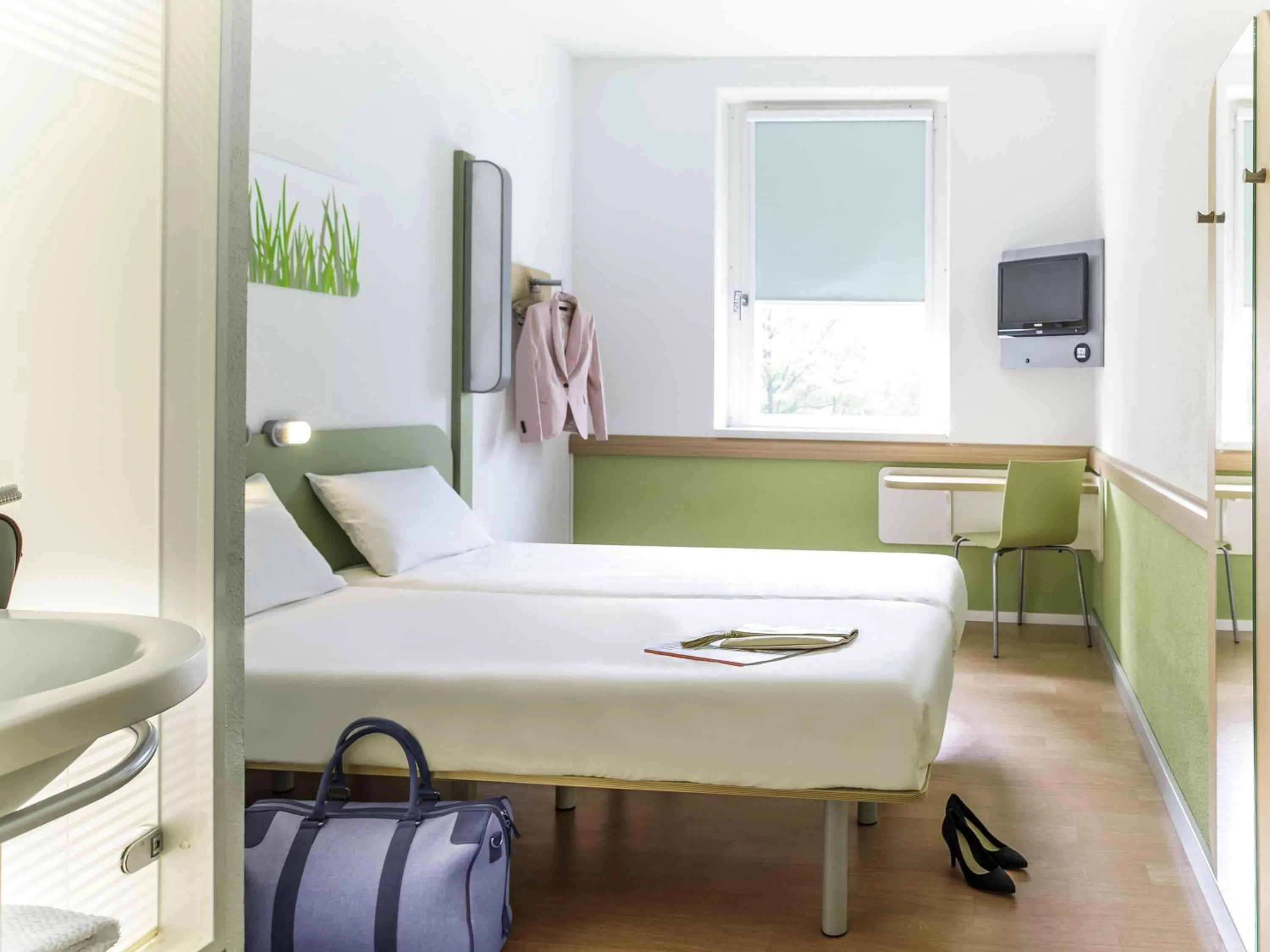 Bedroom, Bed in ibis budget Berlin Alexanderplatz
