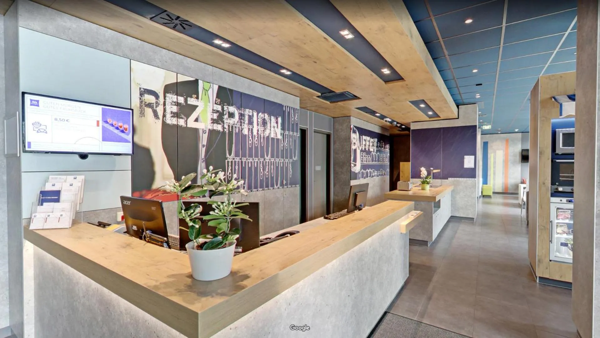 Lobby or reception in ibis budget Berlin Alexanderplatz