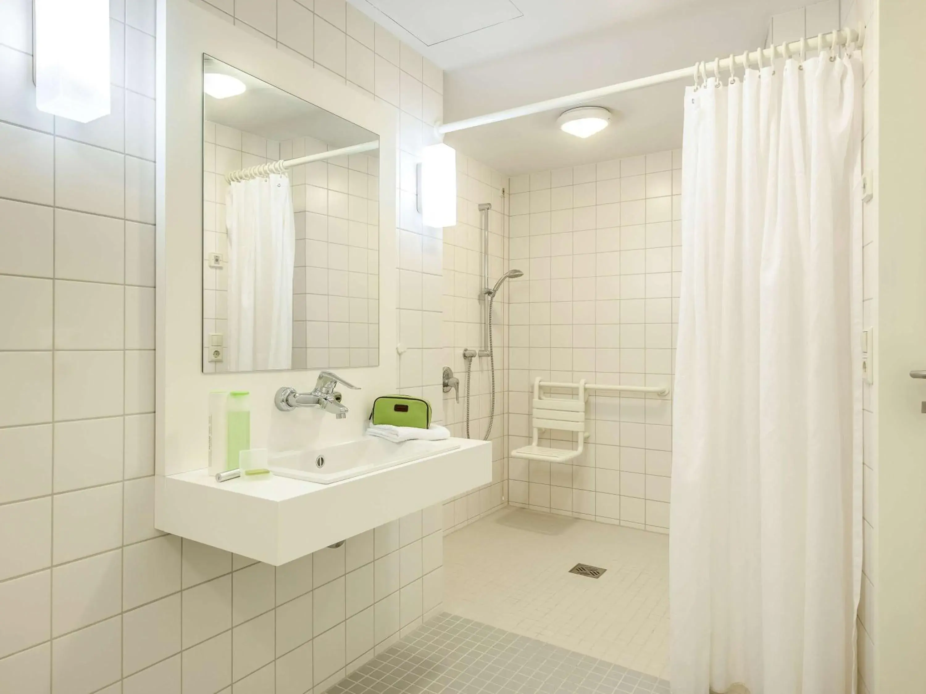 Photo of the whole room in ibis budget Berlin Alexanderplatz Photo of the whole room in ibis budget Berlin Alexanderplatz