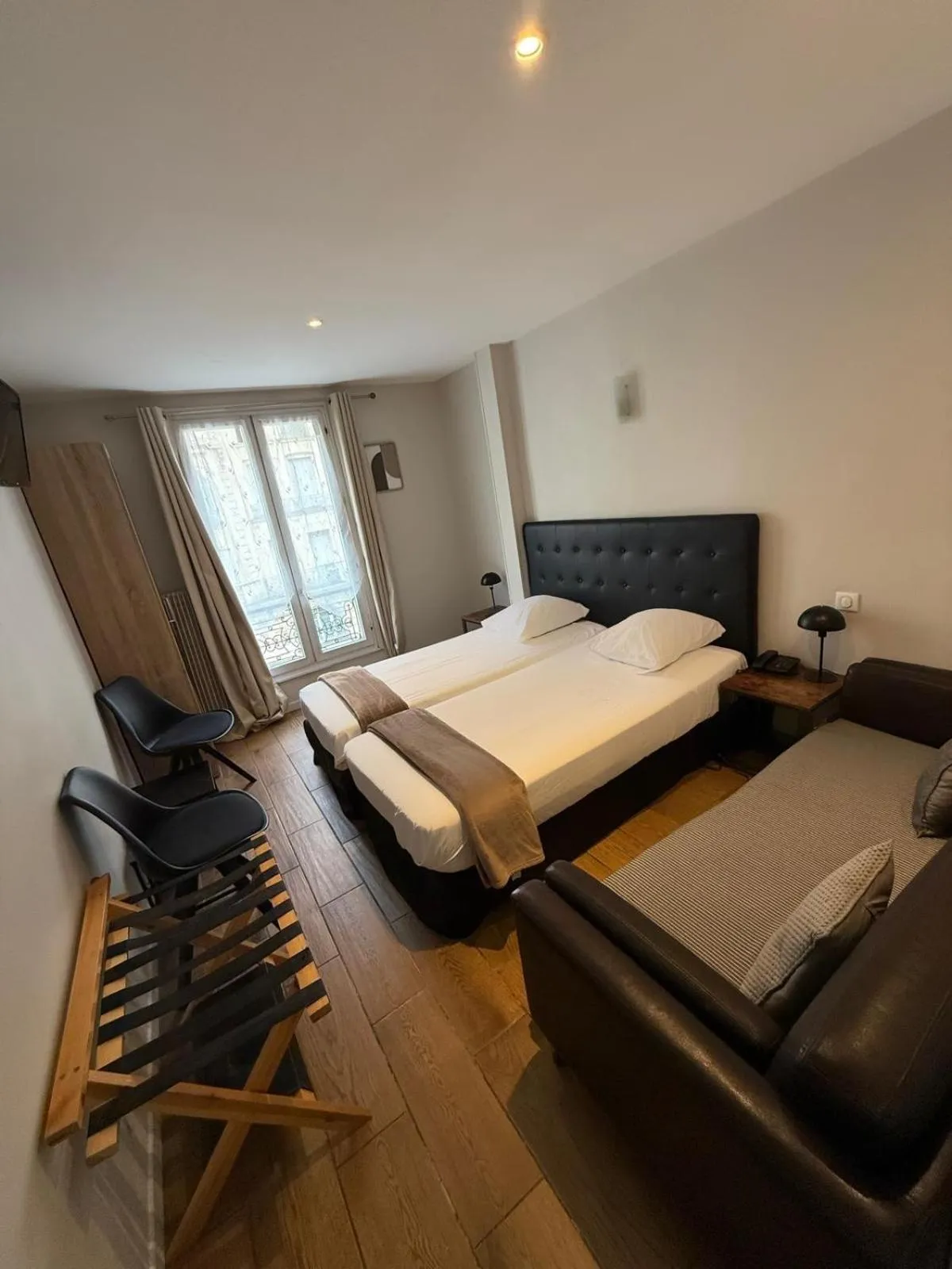 Bed in LAFAYETTE HOTEL