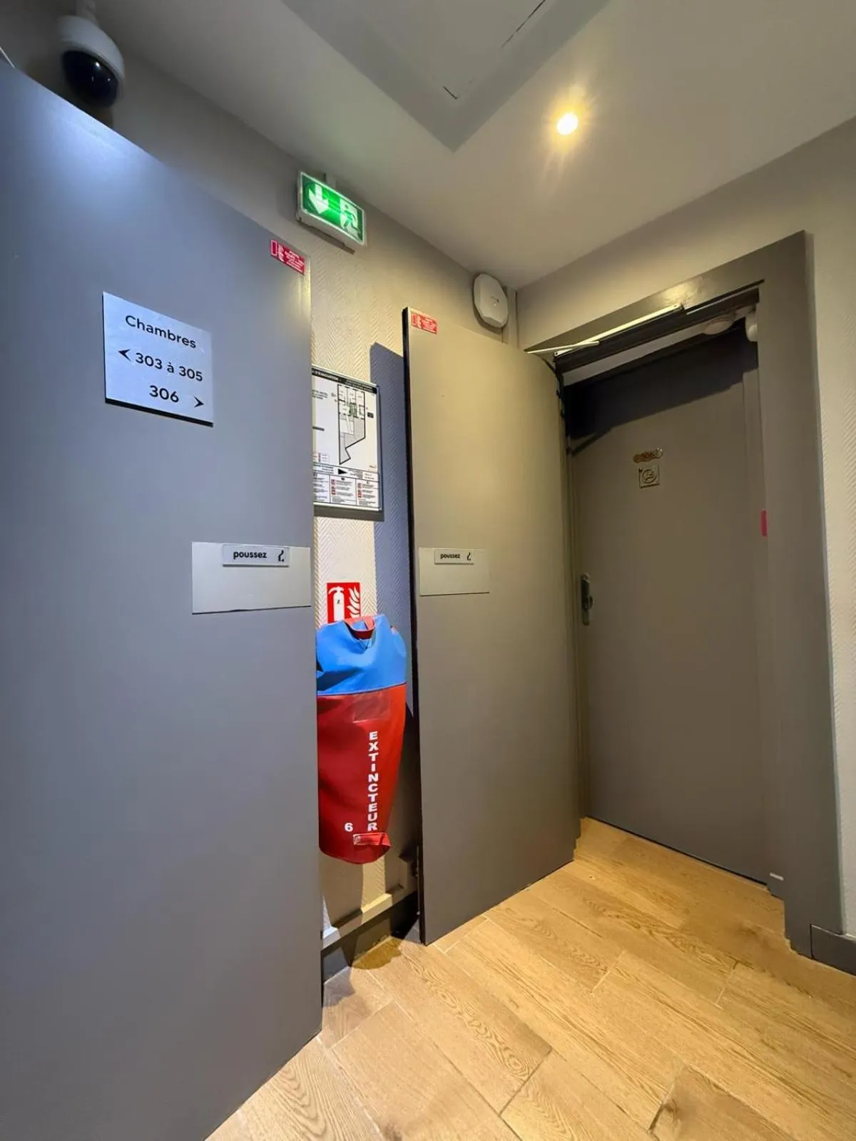 room service, Bed in LAFAYETTE HOTEL