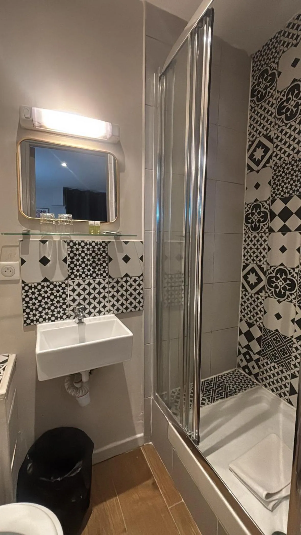 Toilet in LAFAYETTE HOTEL