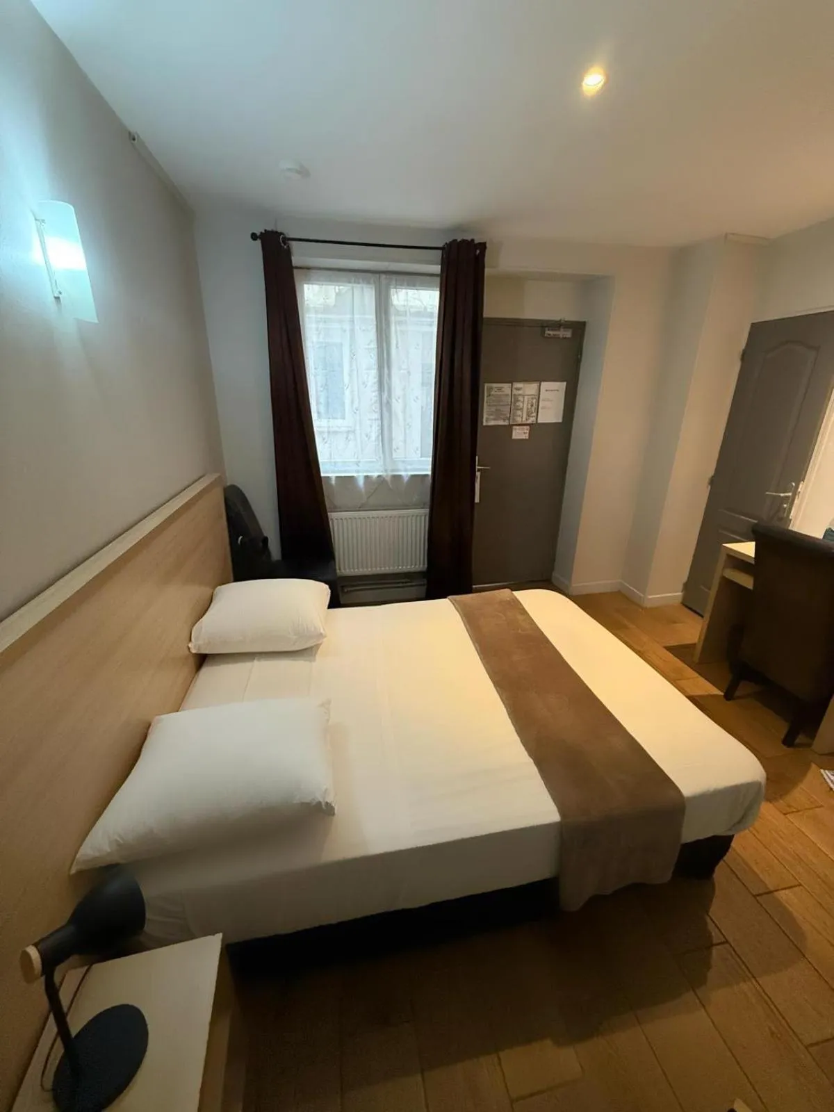 Bed in LAFAYETTE HOTEL