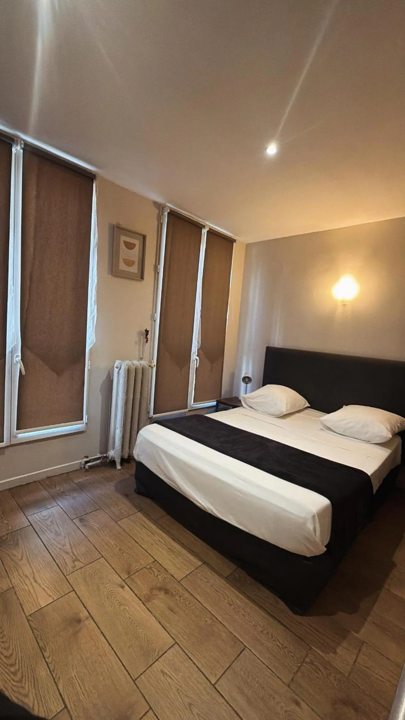 Bed in LAFAYETTE HOTEL