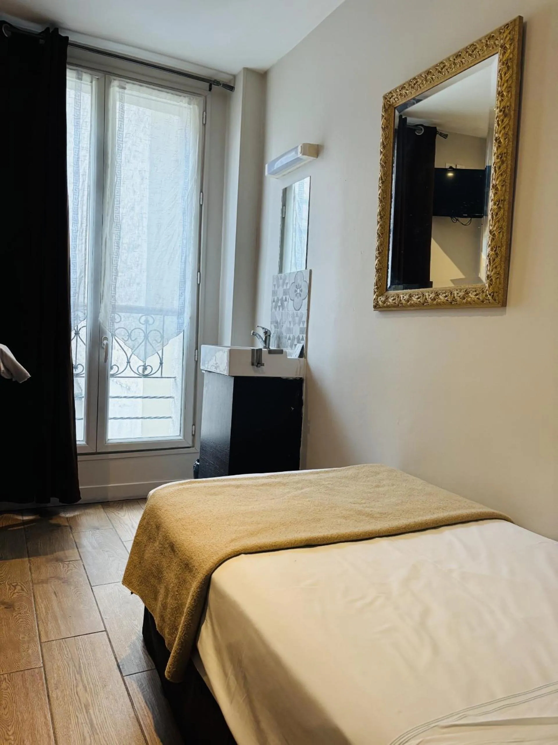 Bed in LAFAYETTE HOTEL