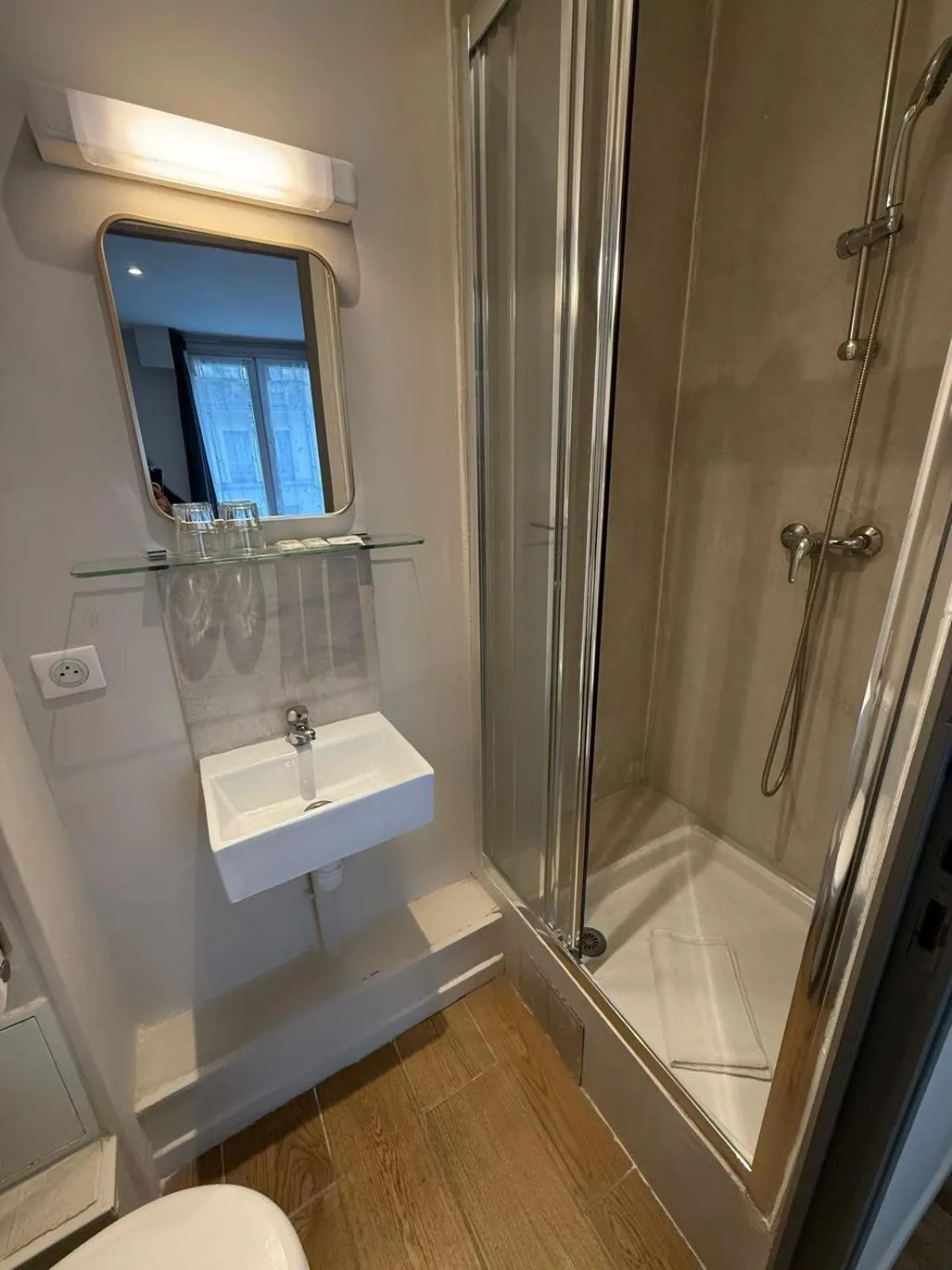 Toilet in LAFAYETTE HOTEL